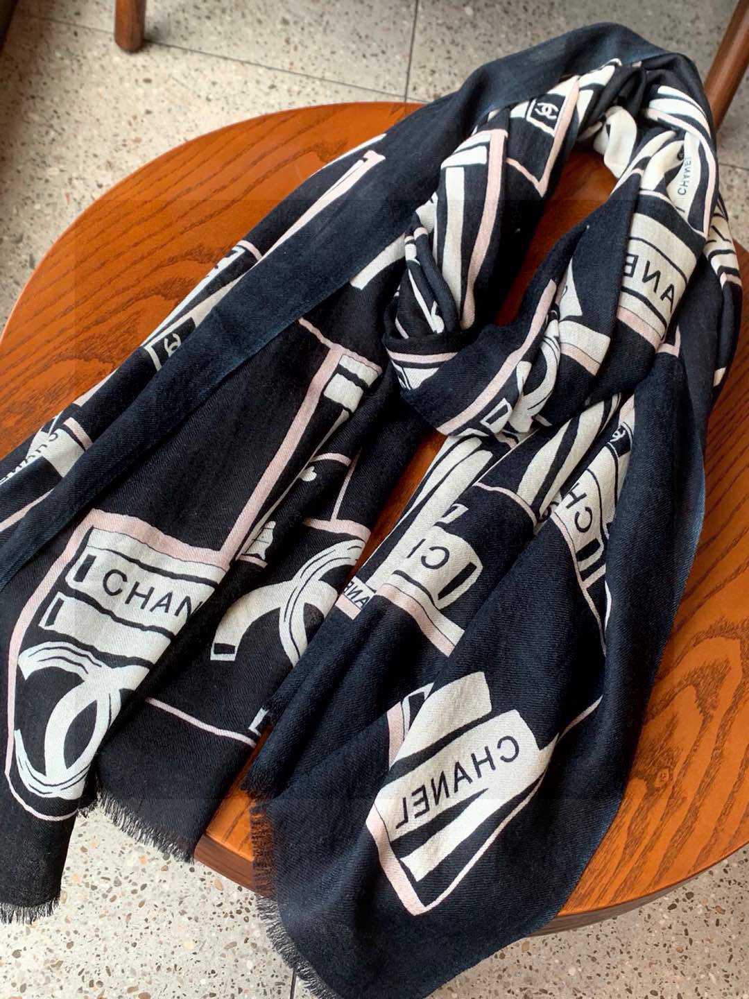 💟上新🌺羊绒披肩🌟长巾！强烈推荐价格超美！实物更美羊绒面料！纹理清晰、细腻可见每一个套色、每一个笔触，都