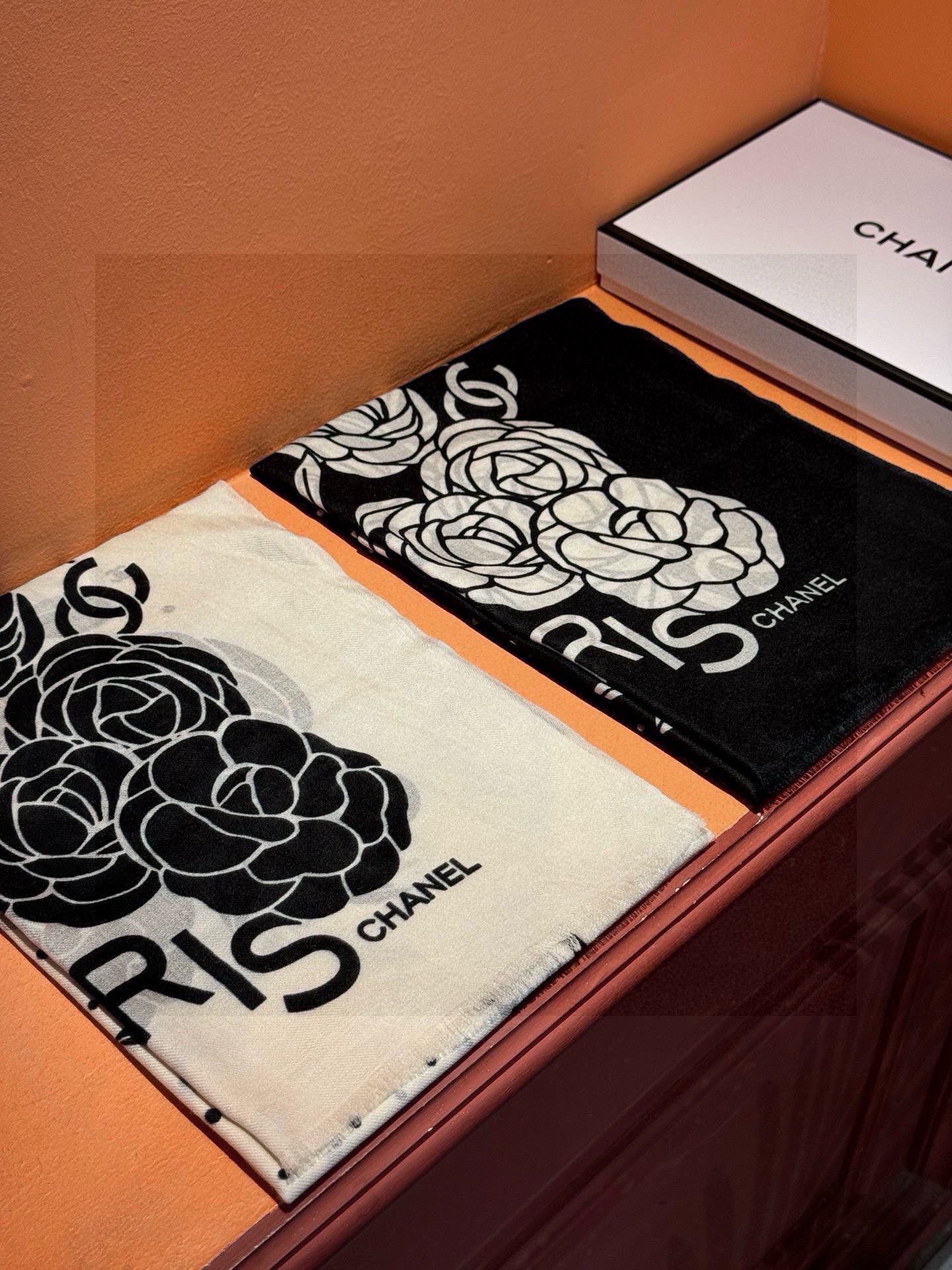 羊绒新款💞 新❤小香【山茶花长围巾】~超级抬气色！高级女人味！羊绒围巾也能这么美！！！这款双面花卉羊绒围