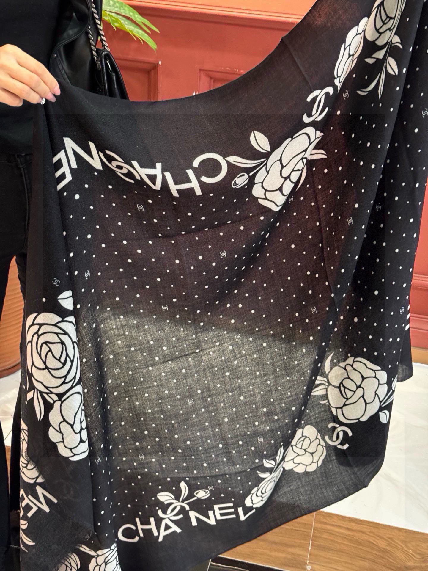 羊绒新款💞 新❤小香【山茶花长围巾】~超级抬气色！高级女人味！羊绒围巾也能这么美！！！这款双面花卉羊绒围