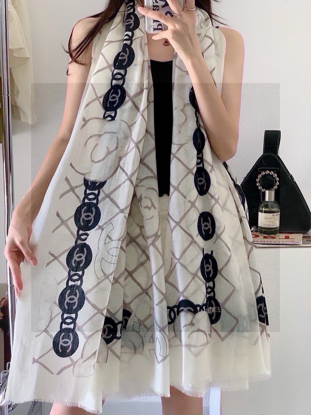 香家最最经典的山茶花系列，经典到每个女人的衣柜都要收纳的一条 满足你的日常所需，舒适的触感，让你舍不得脱