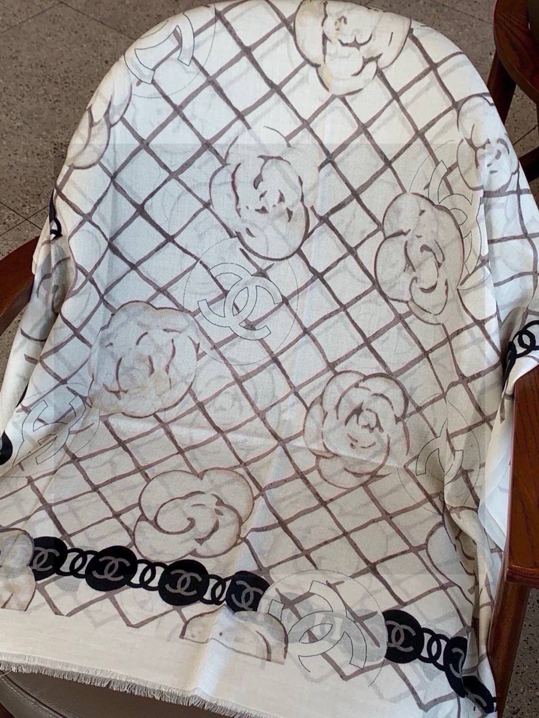 香家最最经典的山茶花系列，经典到每个女人的衣柜都要收纳的一条 满足你的日常所需，舒适的触感，让你舍不得脱