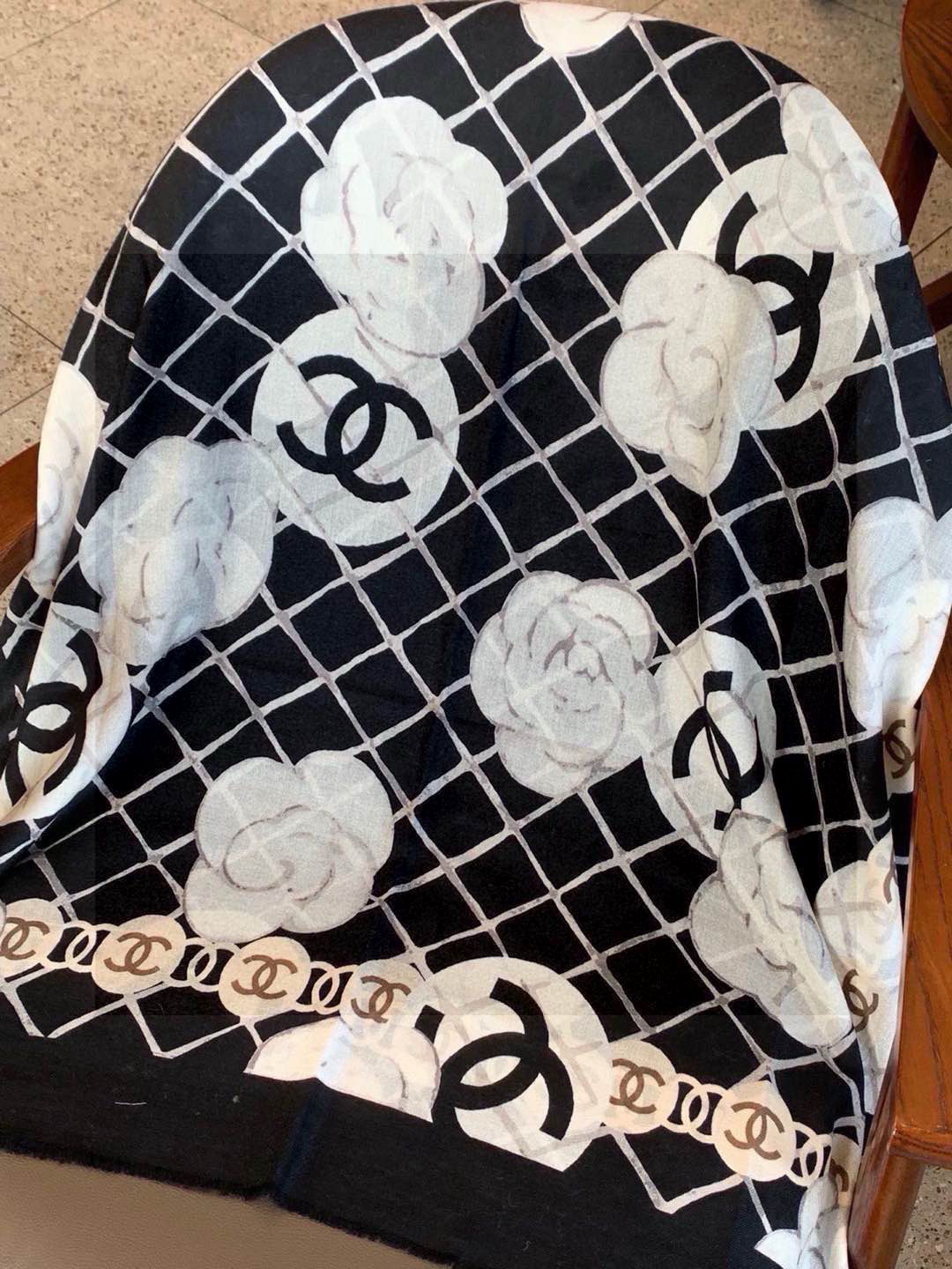 香家最最经典的山茶花系列，经典到每个女人的衣柜都要收纳的一条 满足你的日常所需，舒适的触感，让你舍不得脱