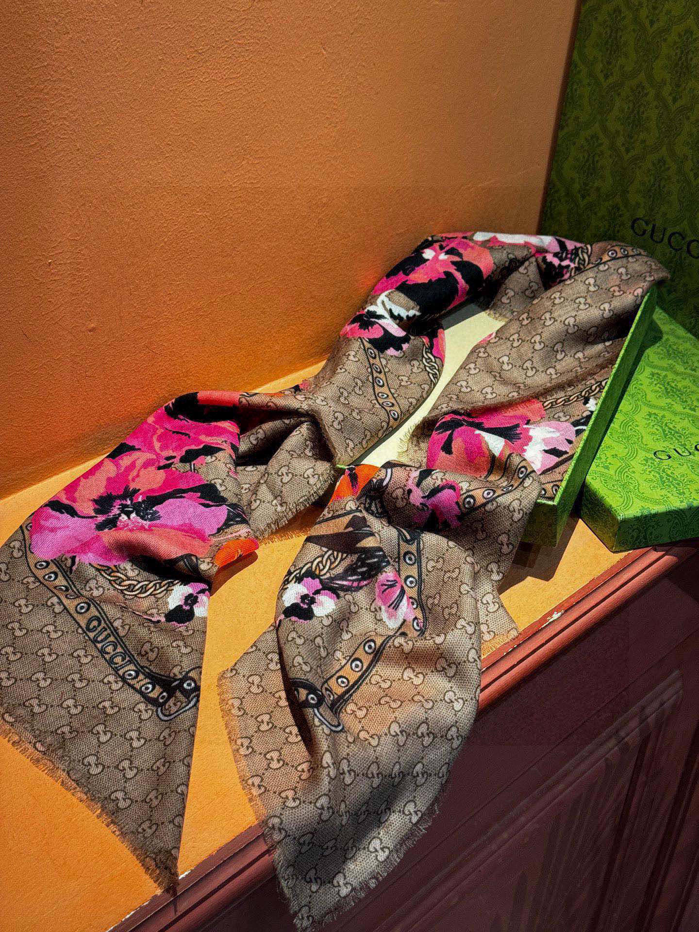 爆款出货 真正的海外原版货——从海外买的正品花了一个月画稿打版，要做咱们就做最好的💯 一花四色每色都把我