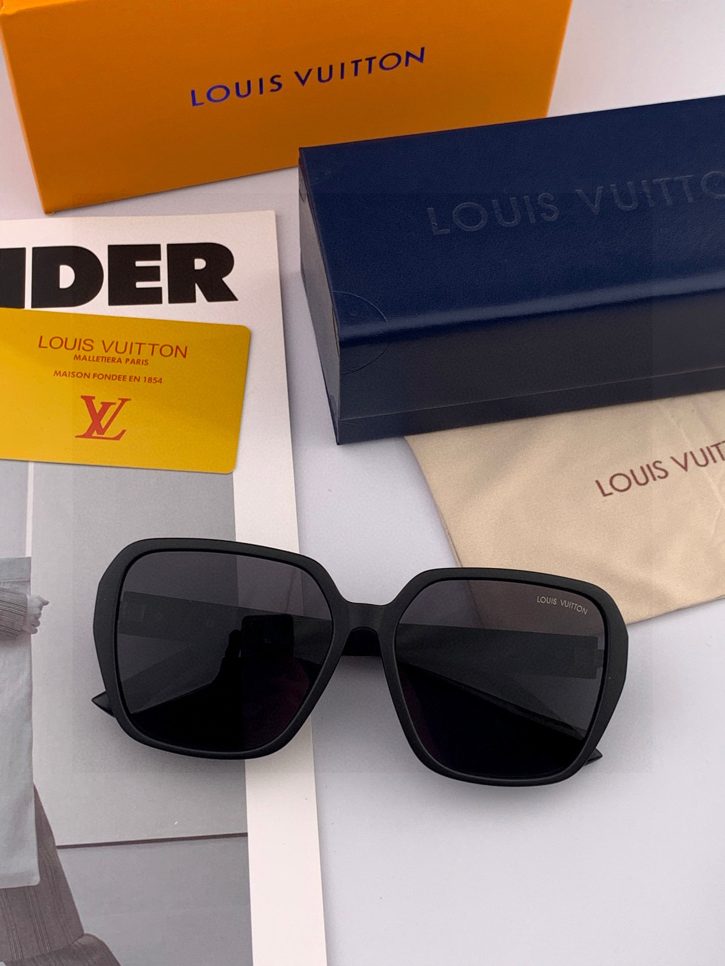 LV 2025年开春新款 潮流爆款 时尚方框太阳镜 高品质 佩戴舒适 网红潮款墨镜 型号L3305