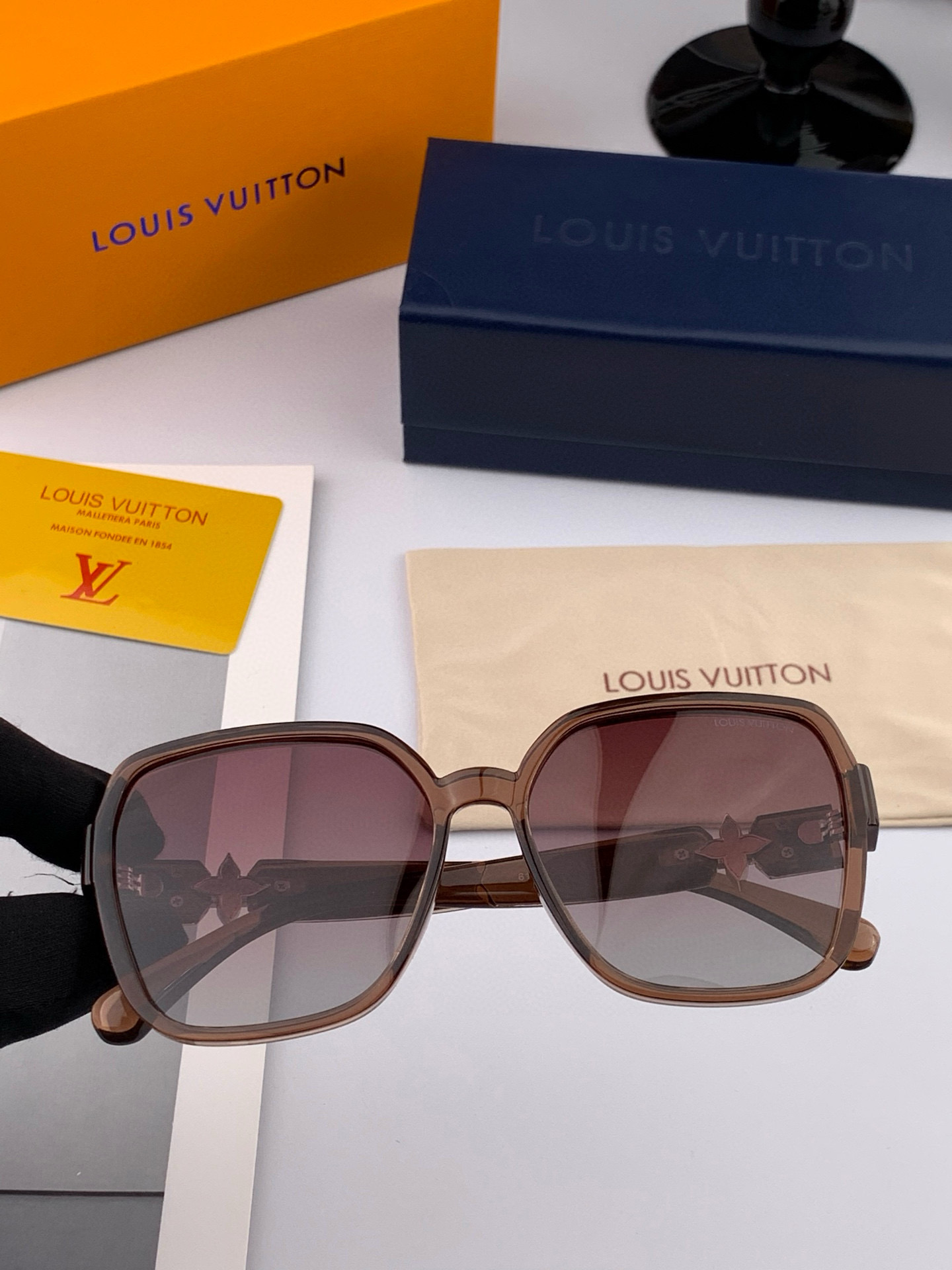 【TR偏光系列】lv大框太阳镜墨镜经典的方框设计，不挑脸型，无论搭配大衣还是连衣裙都非常显气质偏光镜片预