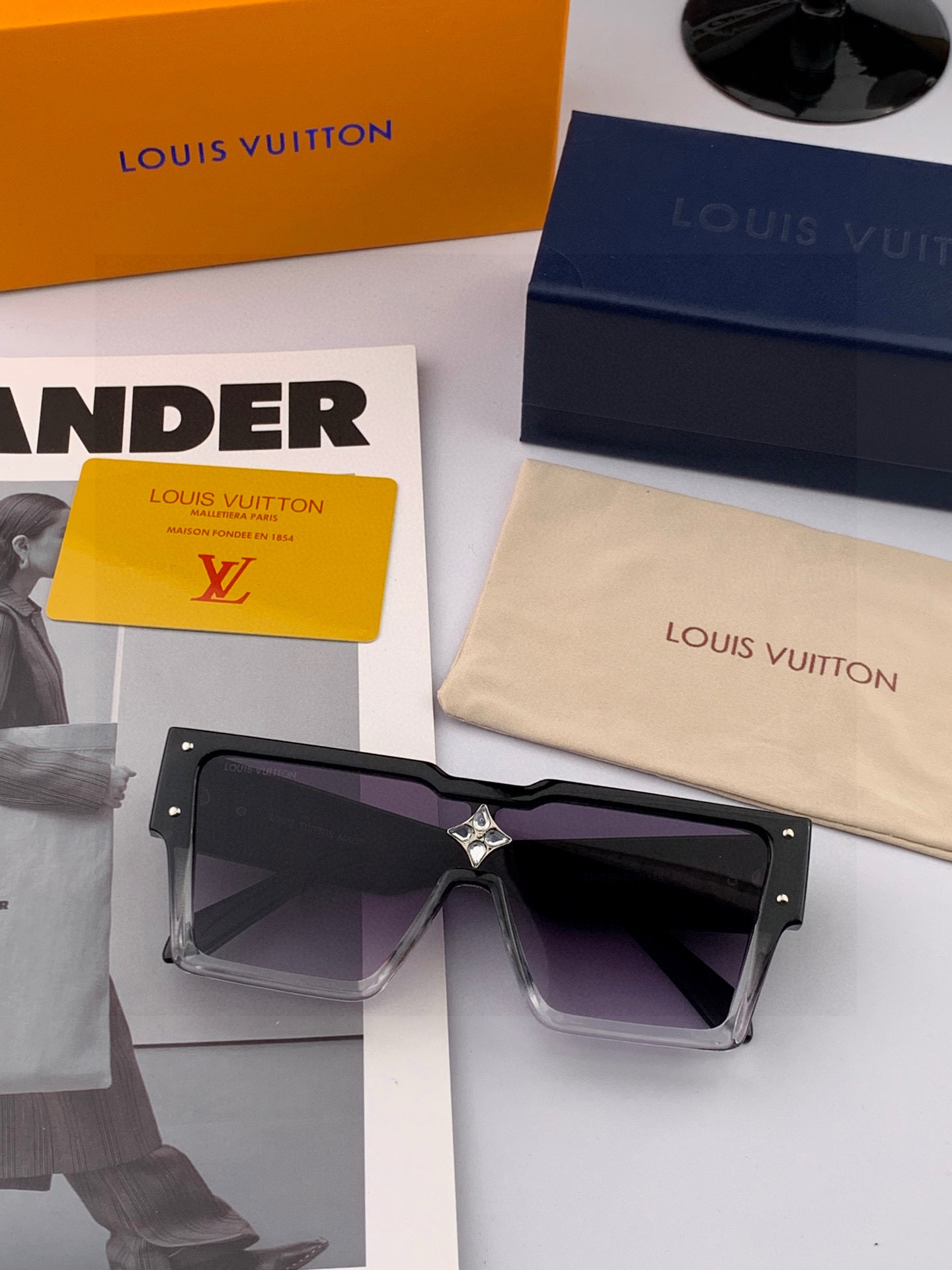 LV 2025新款女士方框太阳眼镜 开车墨镜 新款太阳镜 时尚大方 舒适轻盈 精致奢华 超轻 型号：L7