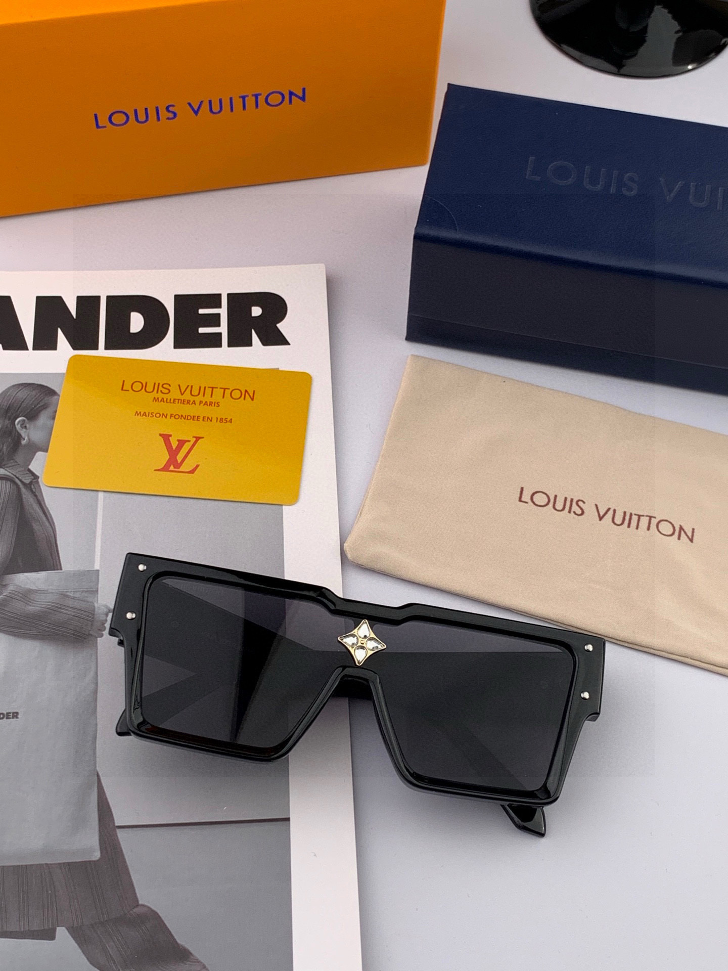 LV 2025新款女士方框太阳眼镜 开车墨镜 新款太阳镜 时尚大方 舒适轻盈 精致奢华 超轻 型号：L7