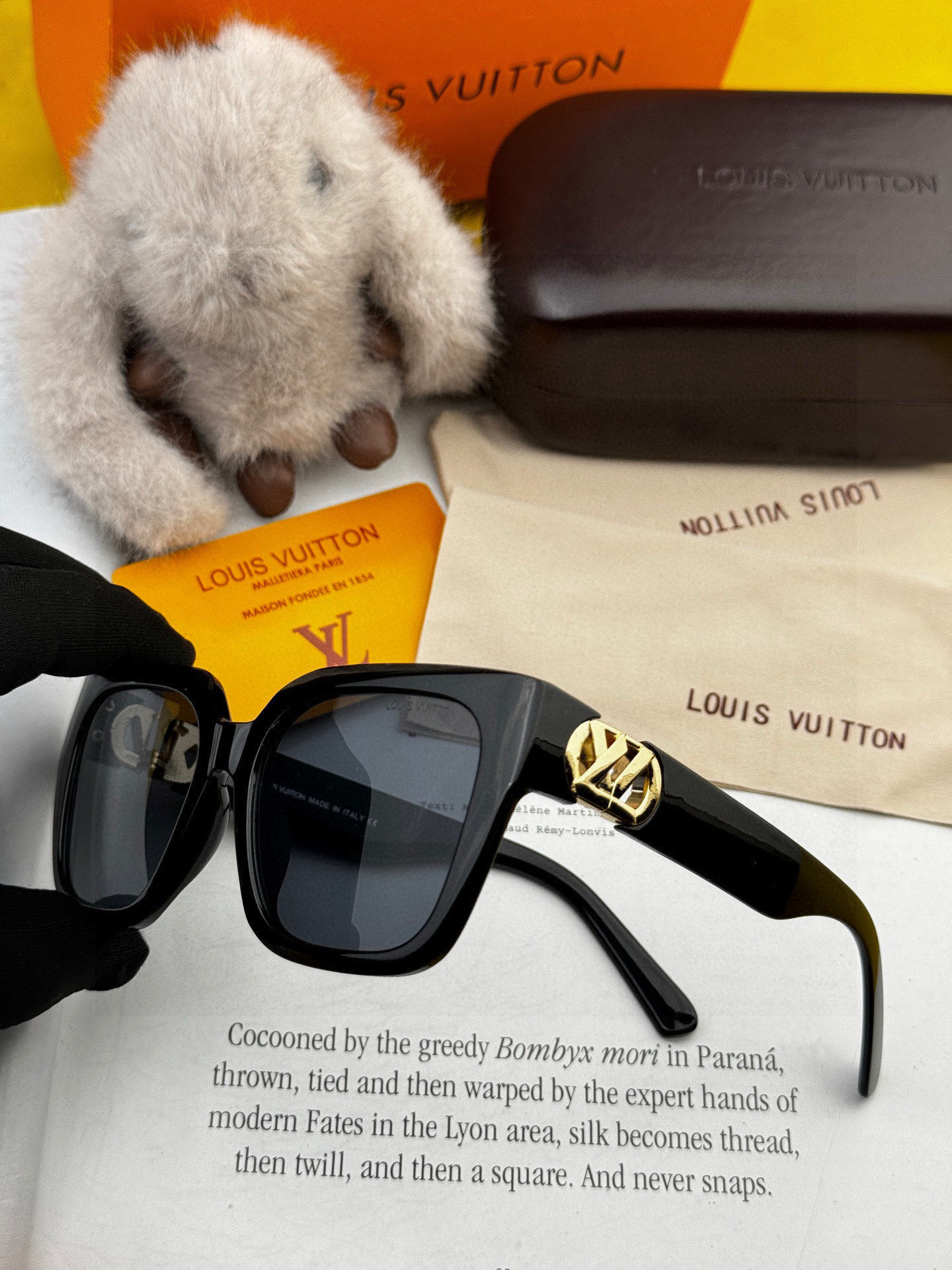 LV 2025新款女士方框太阳眼镜 开车墨镜 新款太阳镜 时尚大方 舒适轻盈 精致奢华 超轻 型号：L9