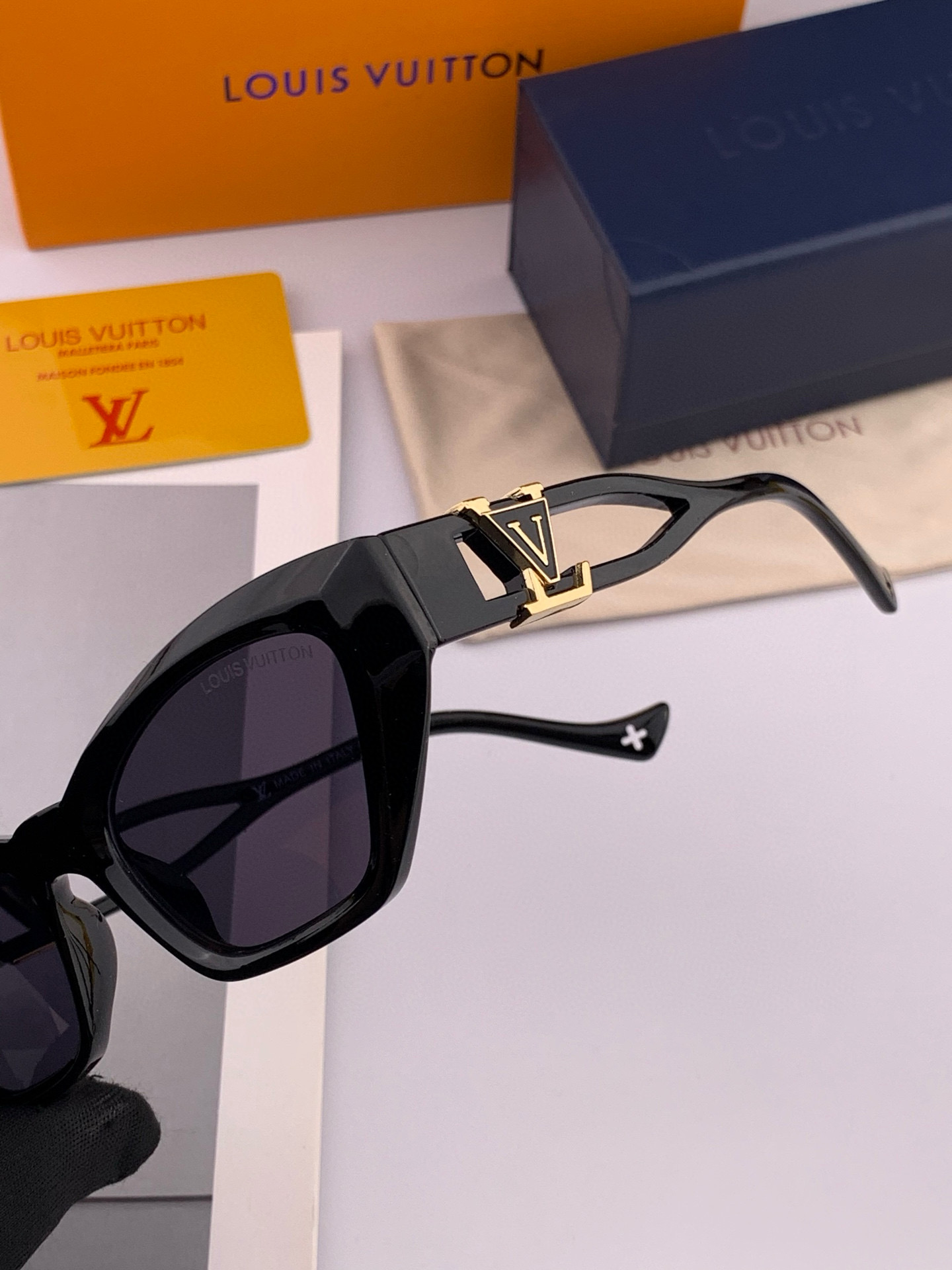 【TR偏光系列】lv大框太阳镜墨镜经典的方框设计，不挑脸型，无论搭配大衣还是连衣裙都非常显气质偏光镜片预