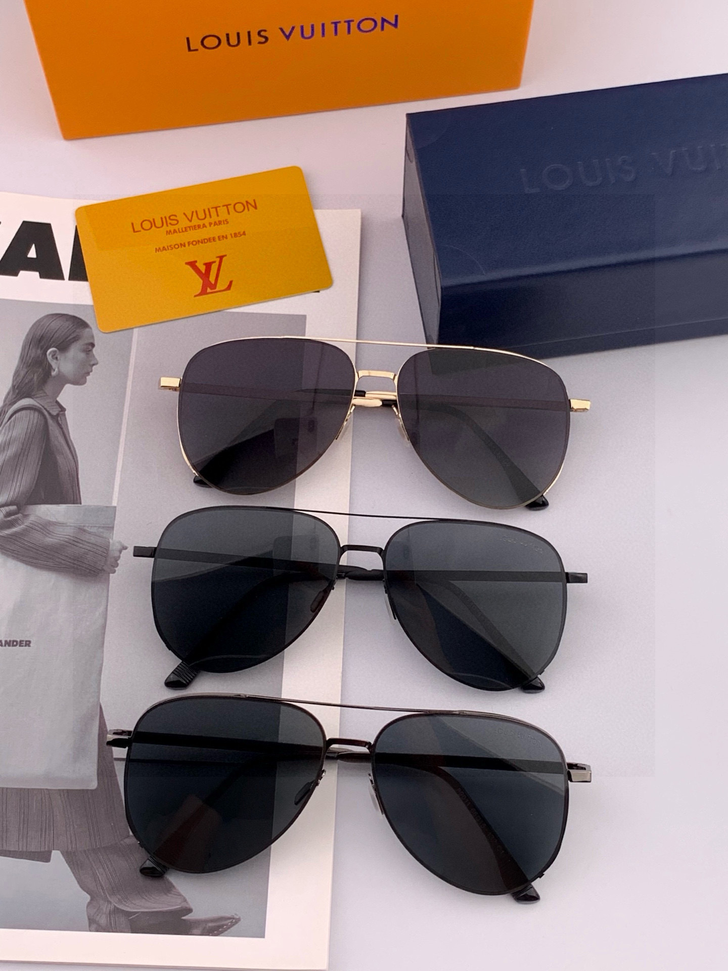 LV 男款炫彩飞行员偏光太阳镜 ❤️材质：高清尼龙加厚卡槽高清偏光镜片 🌹无边框镜架💕颜👍型号：L089