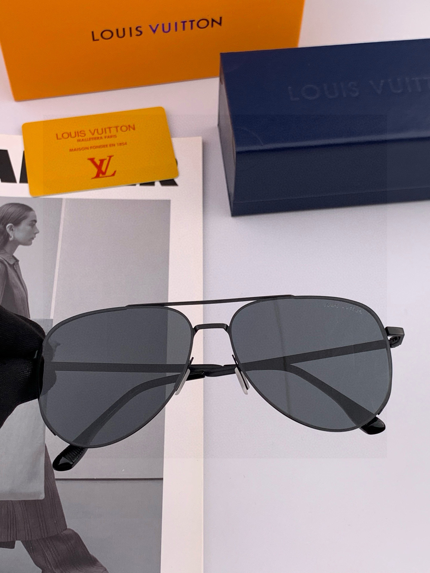 LV 男款炫彩飞行员偏光太阳镜 ❤️材质：高清尼龙加厚卡槽高清偏光镜片 🌹无边框镜架💕颜👍型号：L089