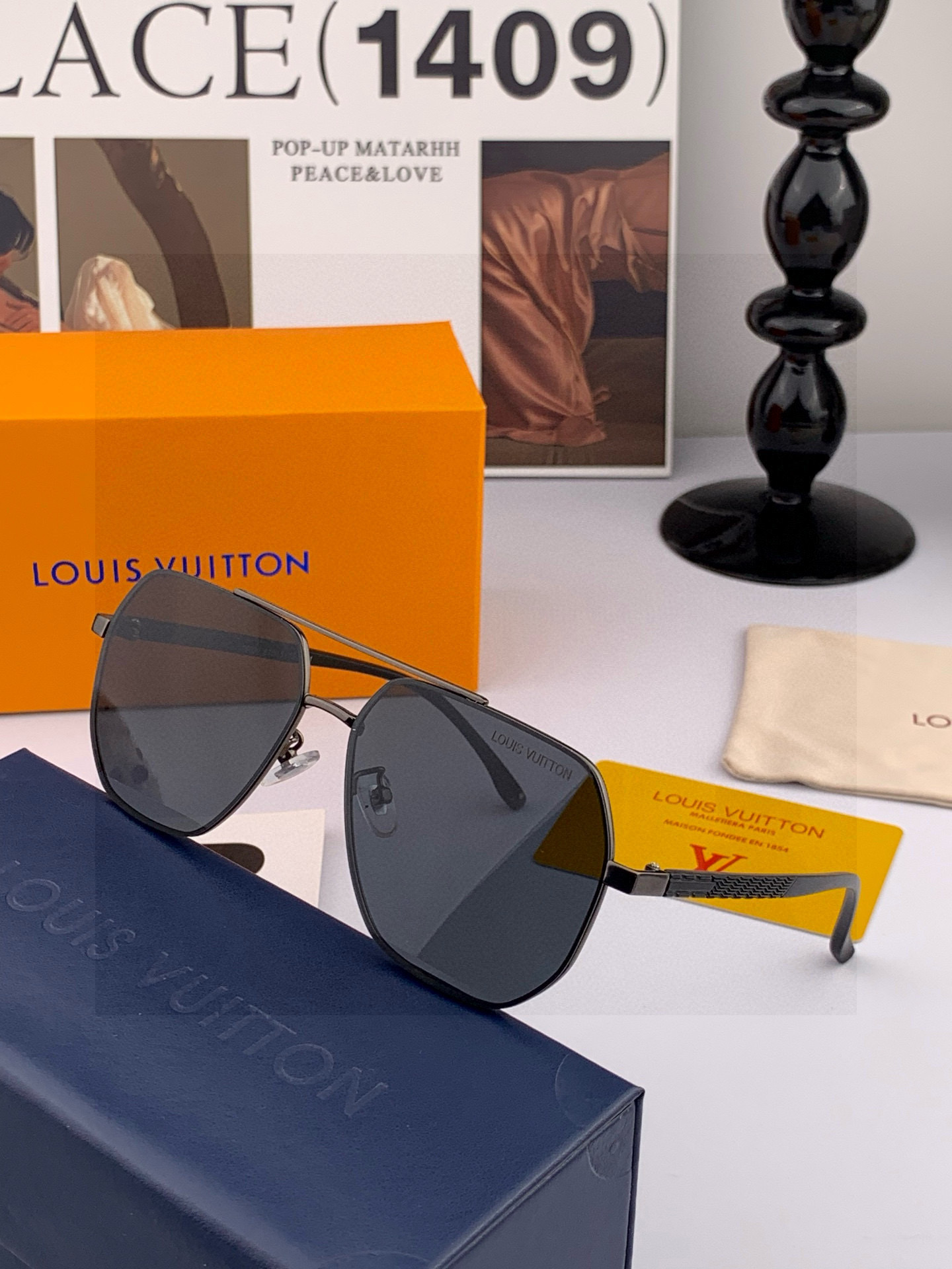 LV 男款炫彩飞行员偏光太阳镜 ❤️材质：高清尼龙加厚卡槽高清偏光镜片 🌹无边框镜架💕颜👍型号：L089