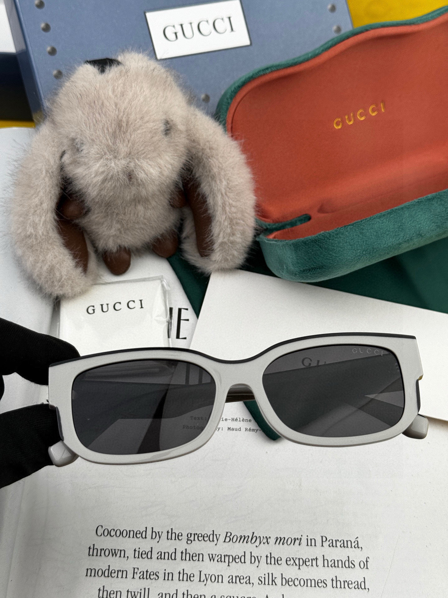 Gucci 经典的小框设计，不挑脸型，无论搭配大衣还是连衣裙都非常显气质尼龙偏光镜片预防紫外线 型号：G