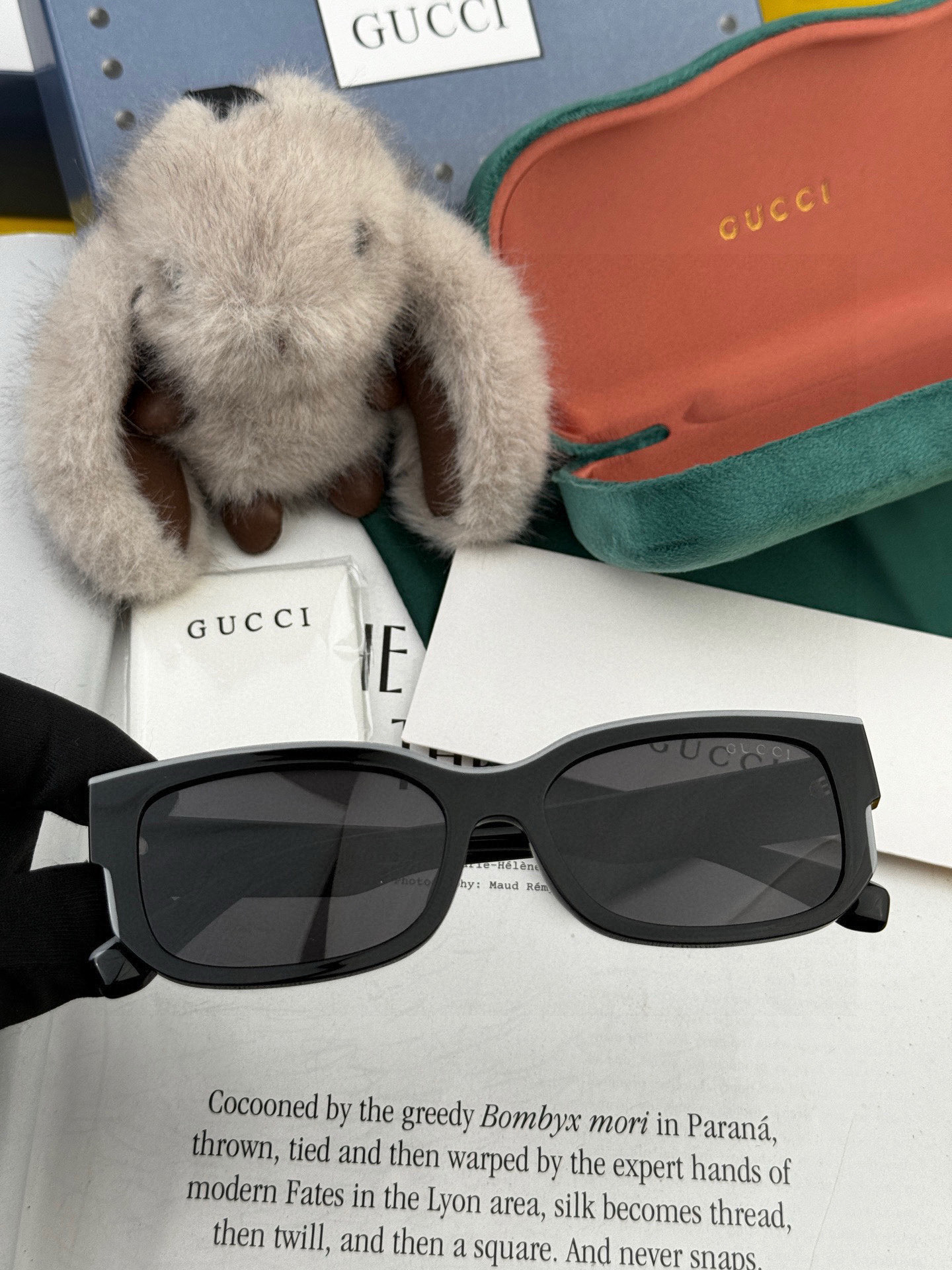 Gucci 经典的小框设计，不挑脸型，无论搭配大衣还是连衣裙都非常显气质尼龙偏光镜片预防紫外线 型号：G