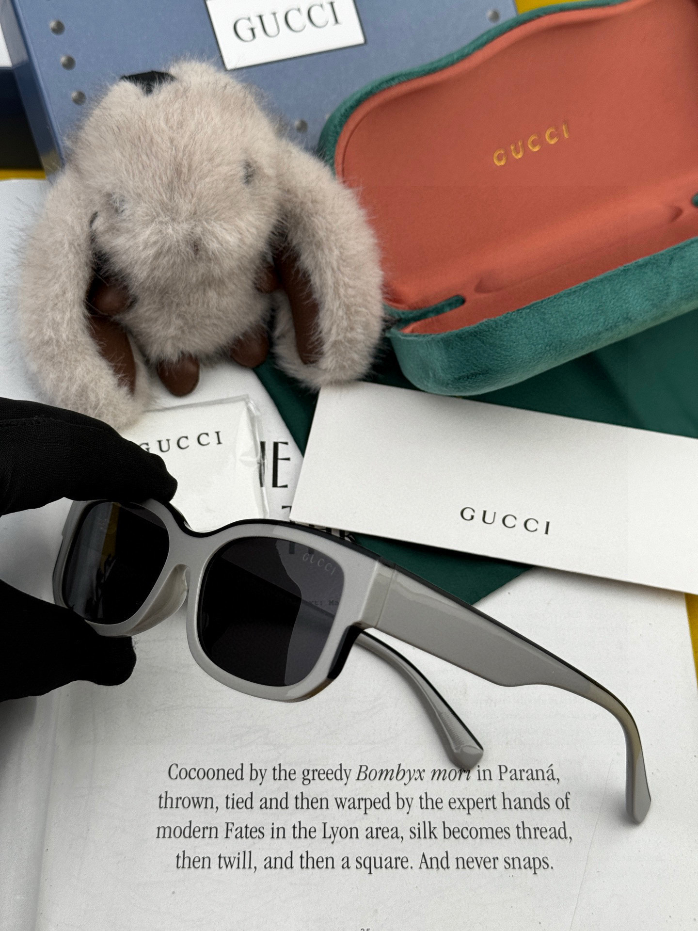 Gucci 经典的小框设计，不挑脸型，无论搭配大衣还是连衣裙都非常显气质尼龙偏光镜片预防紫外线 型号：G