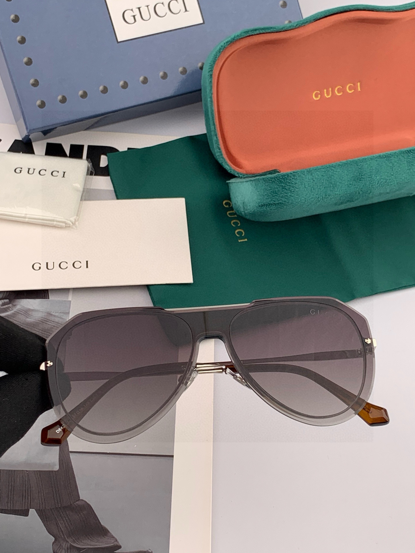 GUCC* 2025 新款男女情侣款太阳iP电镀永不褪色 卖点：超轻超有弹性整幅眼镜片：高清尼龙偏光镜片