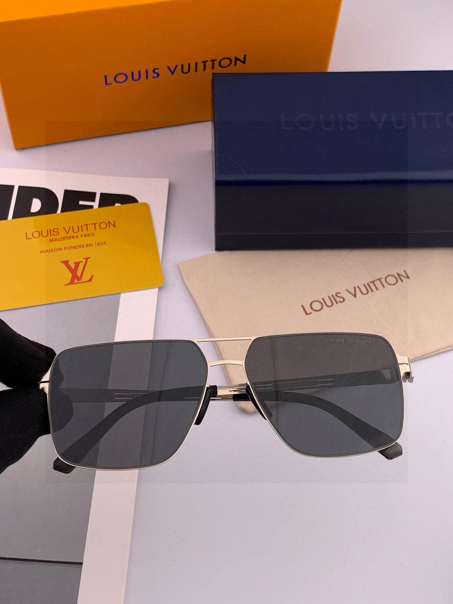 ♦️LV 2025新款男女情侣款太阳镜多边形墨镜iP电镀永不褪色 超轻超有弹性整幅眼镜无螺丝重要的是压不