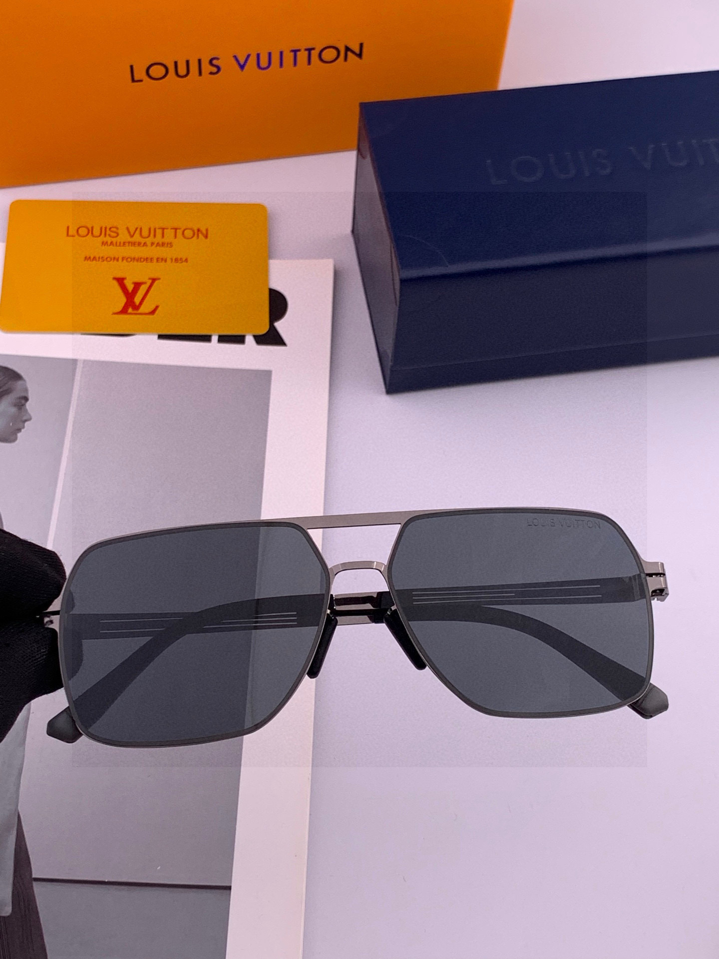 ♦️LV 2025新款男女情侣款太阳镜多边形墨镜iP电镀永不褪色 超轻超有弹性整幅眼镜无螺丝重要的是压不