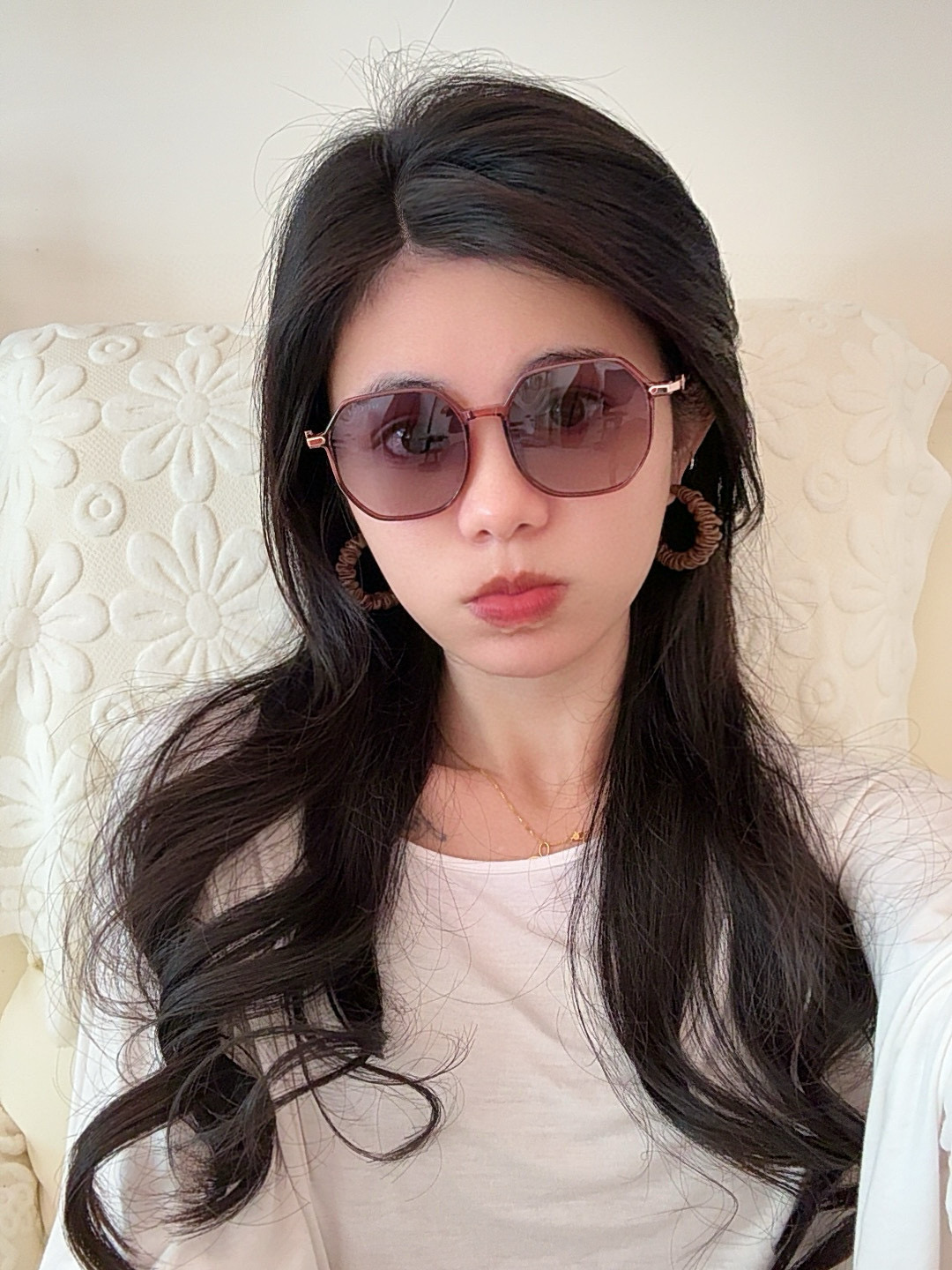 Gucci 经典的方框设计，不挑脸型，无论搭配大衣还是连衣裙都非常显气质尼龙偏光镜片预防紫外线 型号：G