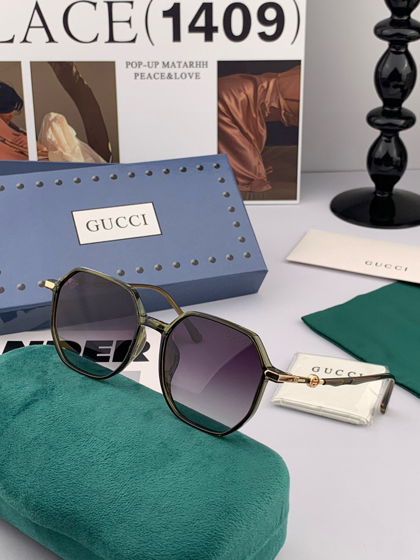 Gucci 经典的方框设计，不挑脸型，无论搭配大衣还是连衣裙都非常显气质尼龙偏光镜片预防紫外线 型号：G