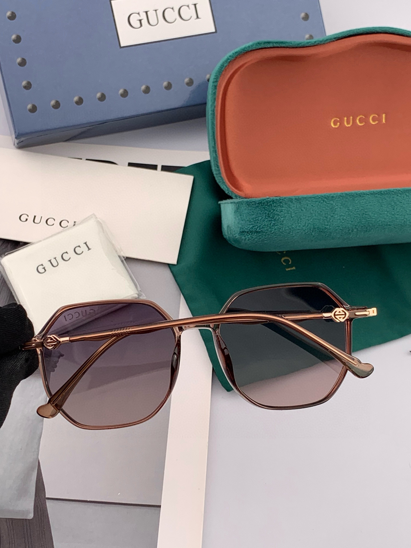 Gucci 经典的方框设计，不挑脸型，无论搭配大衣还是连衣裙都非常显气质尼龙偏光镜片预防紫外线 型号：G