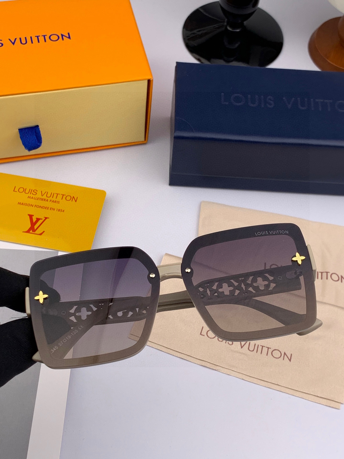 LV 太阳镜潮品官网模特同款 [玫瑰][玫瑰]四叶草🍀精致个性设计简约时尚 高品质值得拥有绝对潮爆整个夏