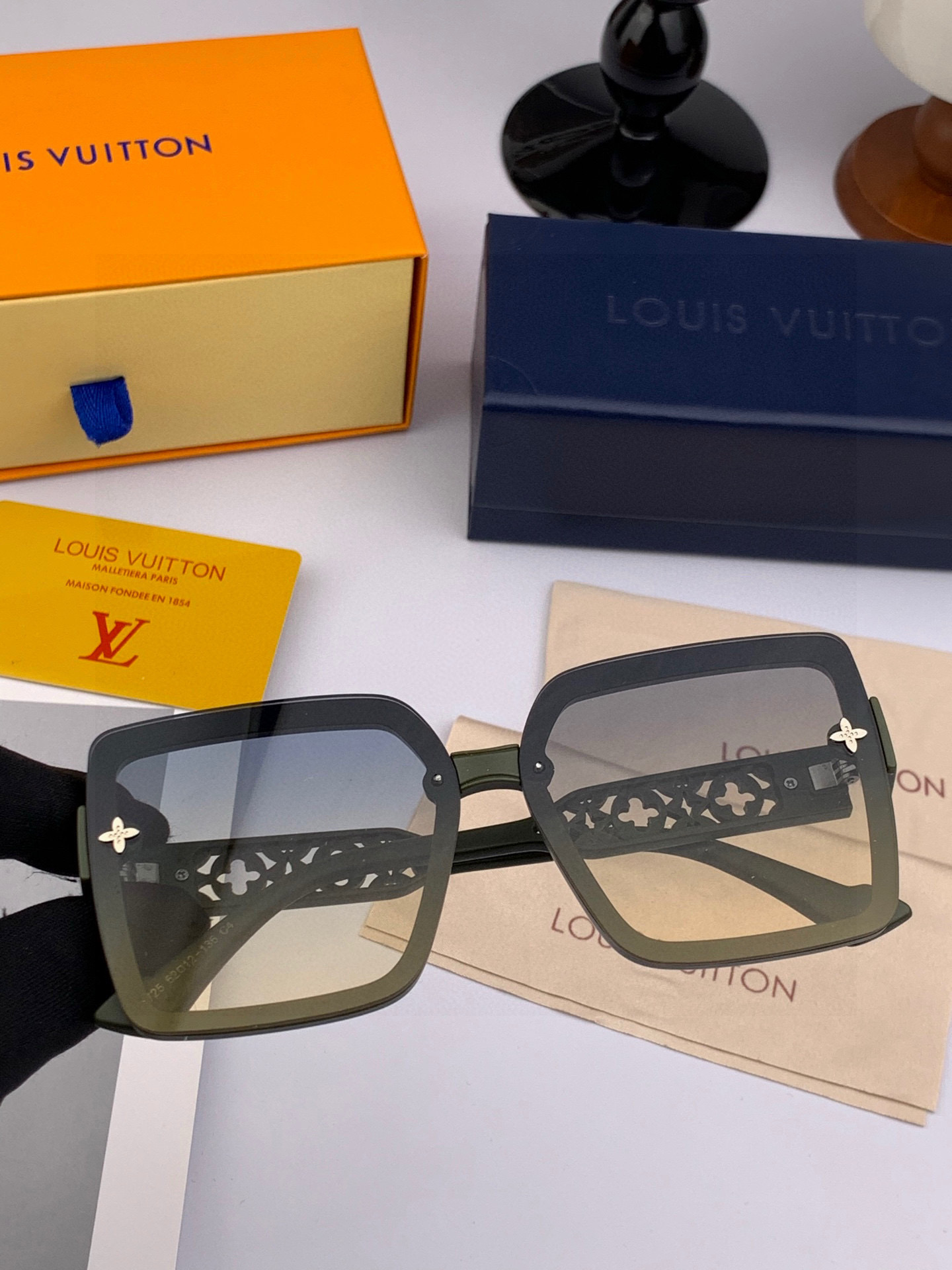 LV 太阳镜潮品官网模特同款 [玫瑰][玫瑰]四叶草🍀精致个性设计简约时尚 高品质值得拥有绝对潮爆整个夏