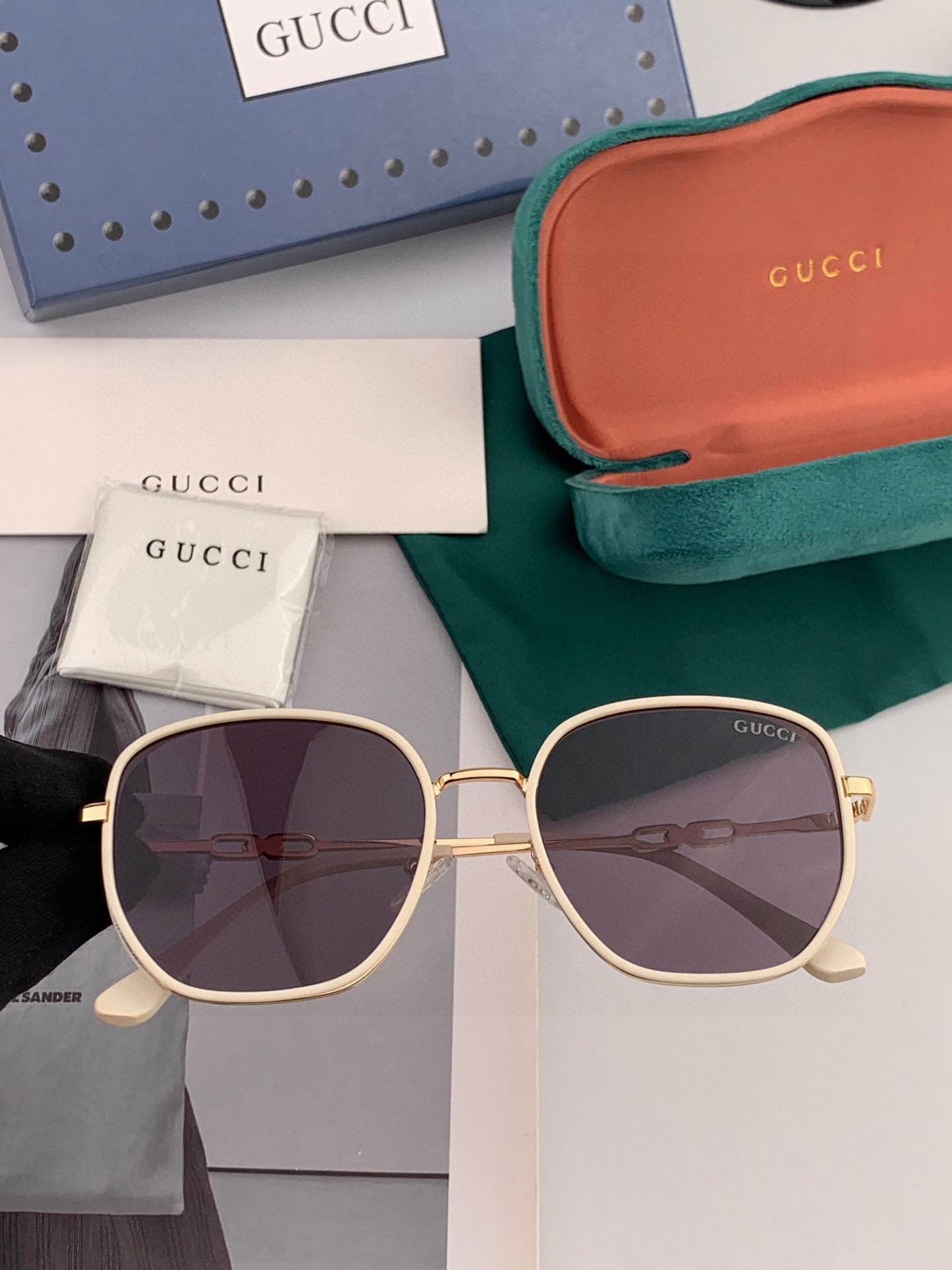 Gucci 经典的方框设计，不挑脸型，无论搭配大衣还是连衣裙都非常显气质尼龙偏光镜片预防紫外线 型号：G