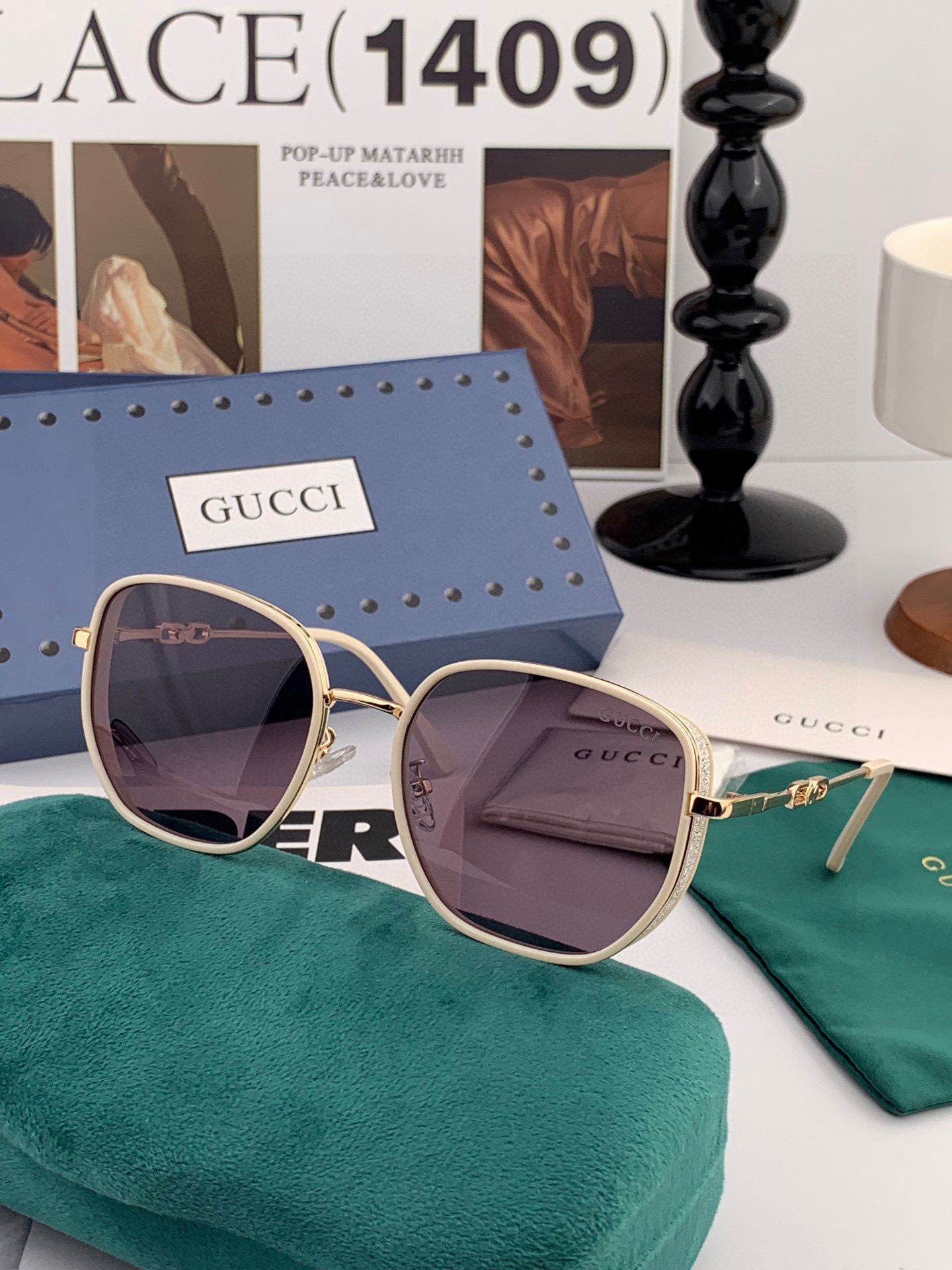 Gucci 经典的方框设计，不挑脸型，无论搭配大衣还是连衣裙都非常显气质尼龙偏光镜片预防紫外线 型号：G