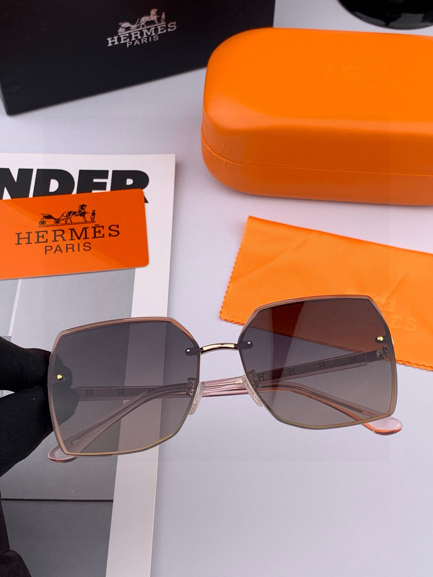 【尼龙偏光系列】爱马仕无框太阳镜墨方框设计，不挑脸型，无论搭配大衣还是连衣裙都非常显气质尼龙偏光镜片预防