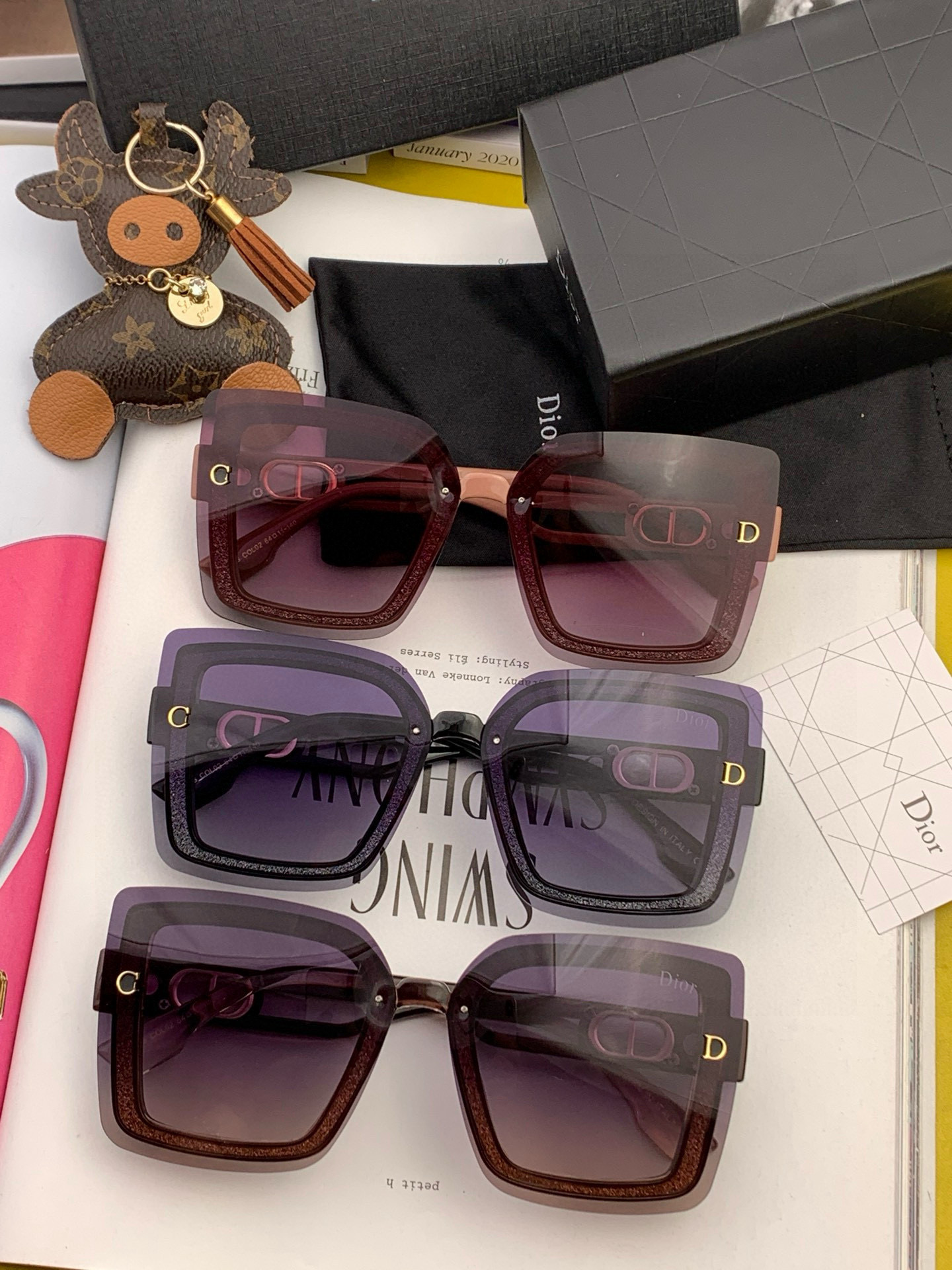 Dior2025新款偏光太阳镜 款式多 。经典的方框设计，不挑脸型，无论搭配大衣还是连衣裙都非常显气质 