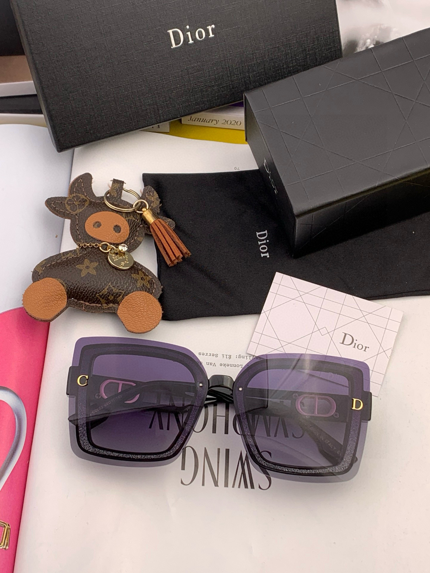 Dior2025新款偏光太阳镜 款式多 。经典的方框设计，不挑脸型，无论搭配大衣还是连衣裙都非常显气质 
