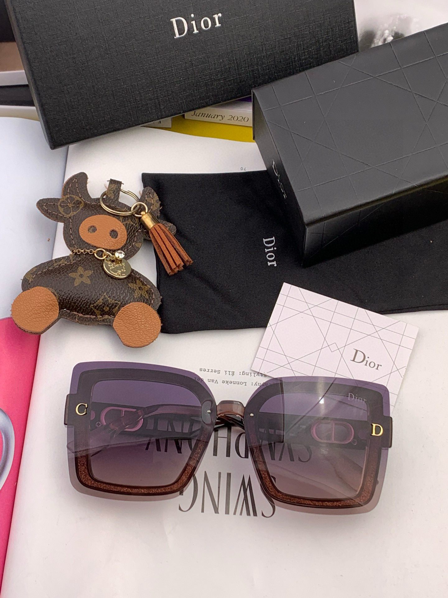 Dior2025新款偏光太阳镜 款式多 。经典的方框设计，不挑脸型，无论搭配大衣还是连衣裙都非常显气质 