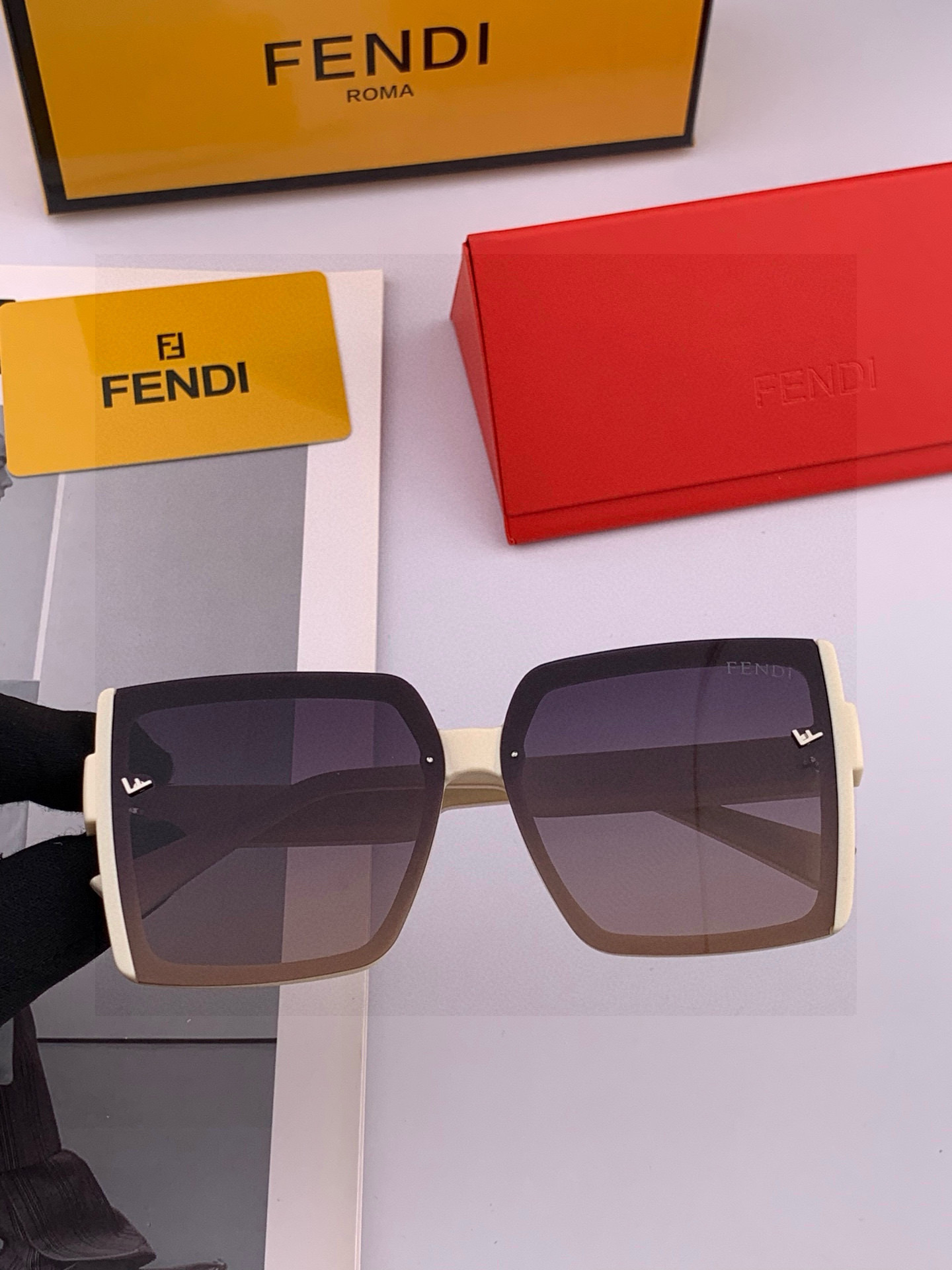 🔺 【芬迪】2025开春新款 潮流爆款 时尚方框偏光太阳镜 高品质 佩戴舒适 网红潮款墨镜 女士高清偏光