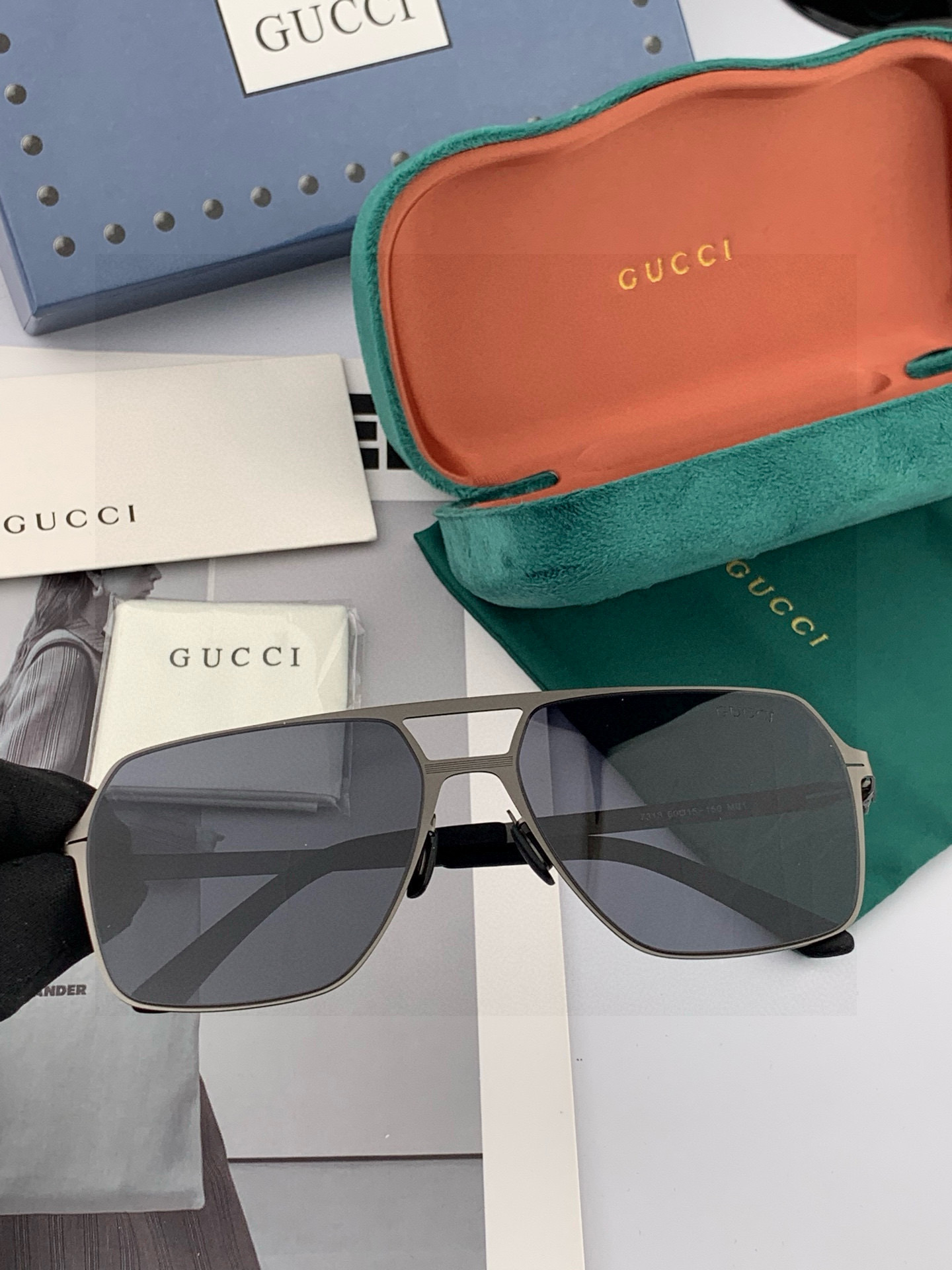 GUCC* 2025 新款男女情侣款太阳iP电镀永不褪色 卖点：超轻超有弹性整幅眼镜无螺丝重要的是压不坏