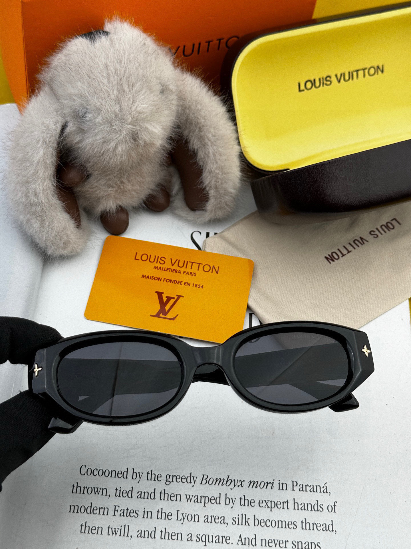 LV 2025新款女士方框太阳眼镜 开车墨镜 新款太阳镜 时尚大方 舒适轻盈 精致奢华 超轻 型号：L1