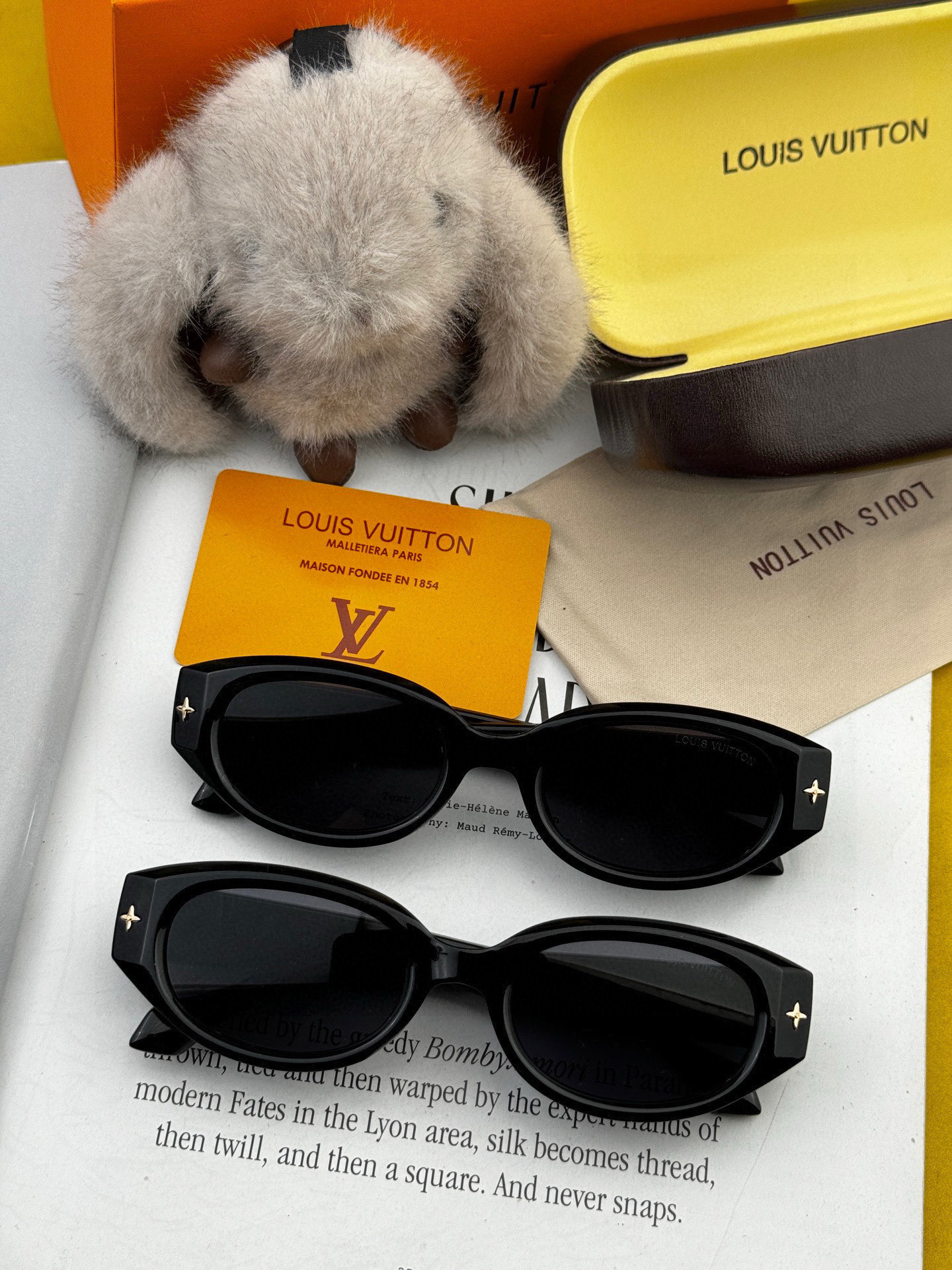 LV 2025新款女士方框太阳眼镜 开车墨镜 新款太阳镜 时尚大方 舒适轻盈 精致奢华 超轻 型号：L1