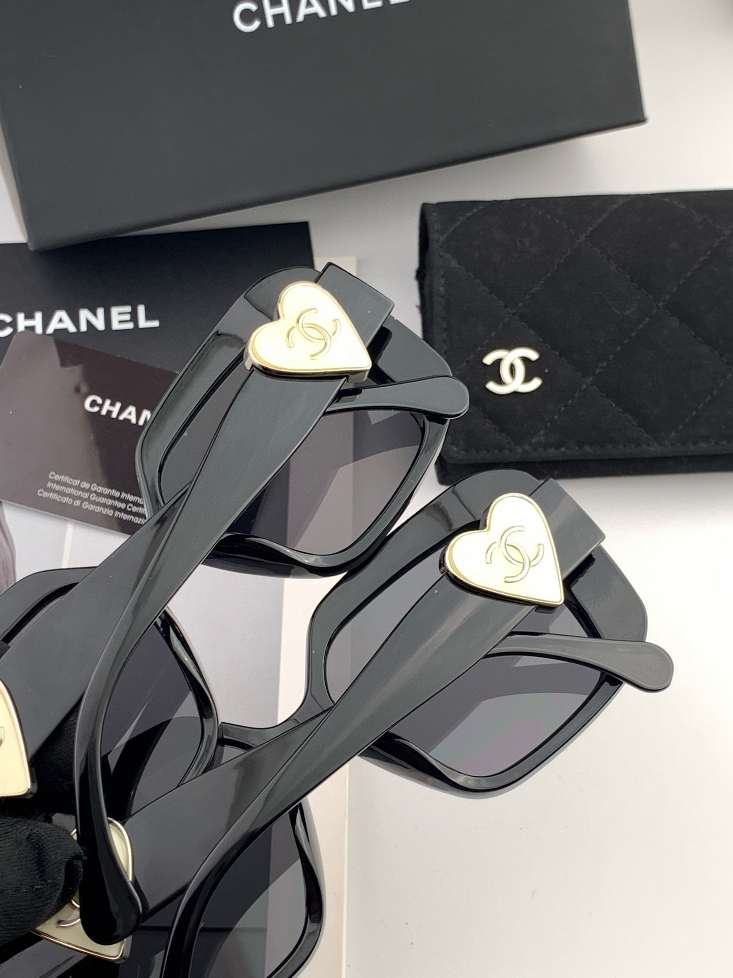 新品CHANEL 香奈儿太阳镜以独特魅力和前卫风格诠释春夏最新眼镜，质感超好佩带舒适 型号：CH8551