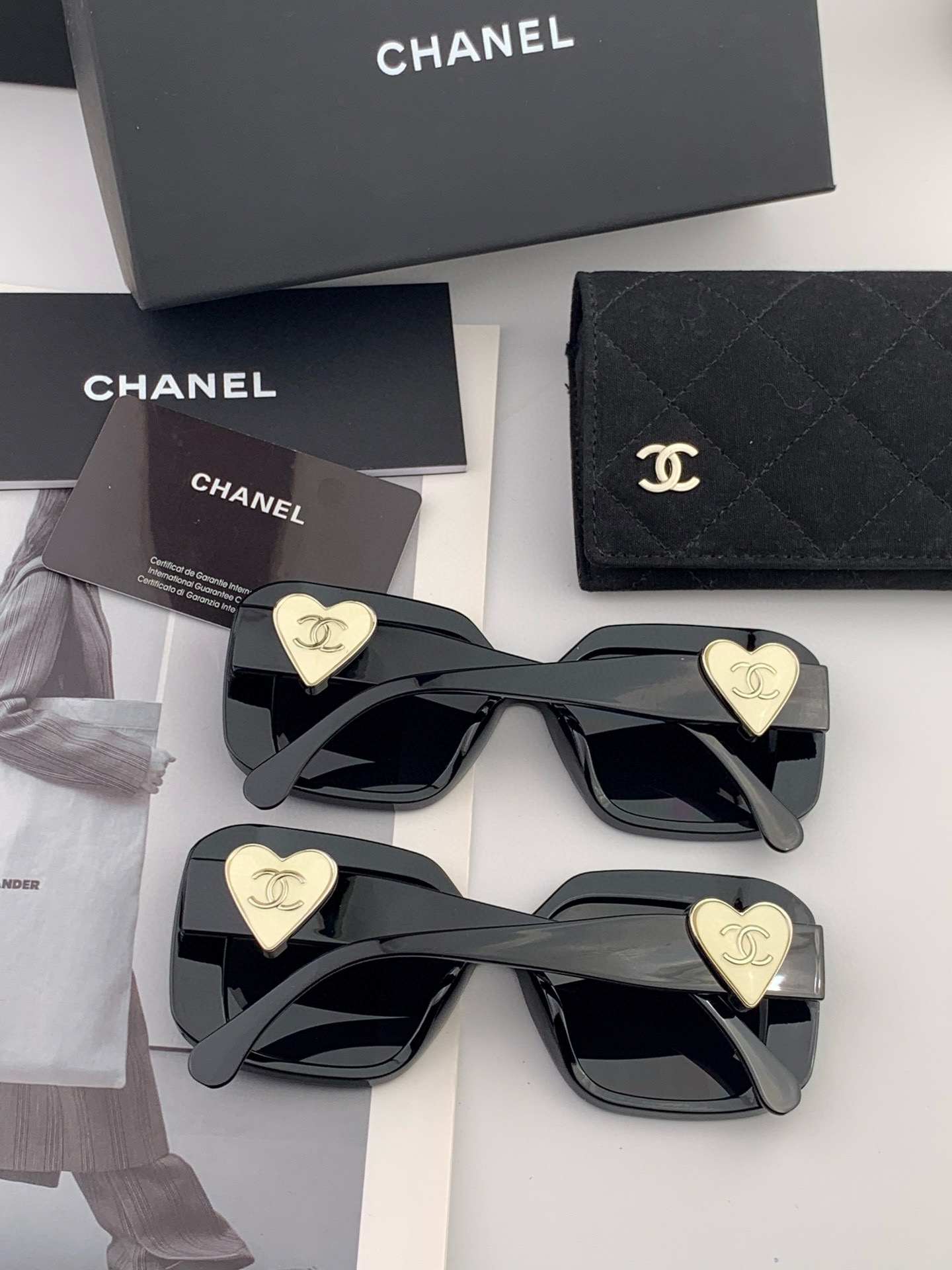 新品CHANEL 香奈儿太阳镜以独特魅力和前卫风格诠释春夏最新眼镜，质感超好佩带舒适 型号：CH8551