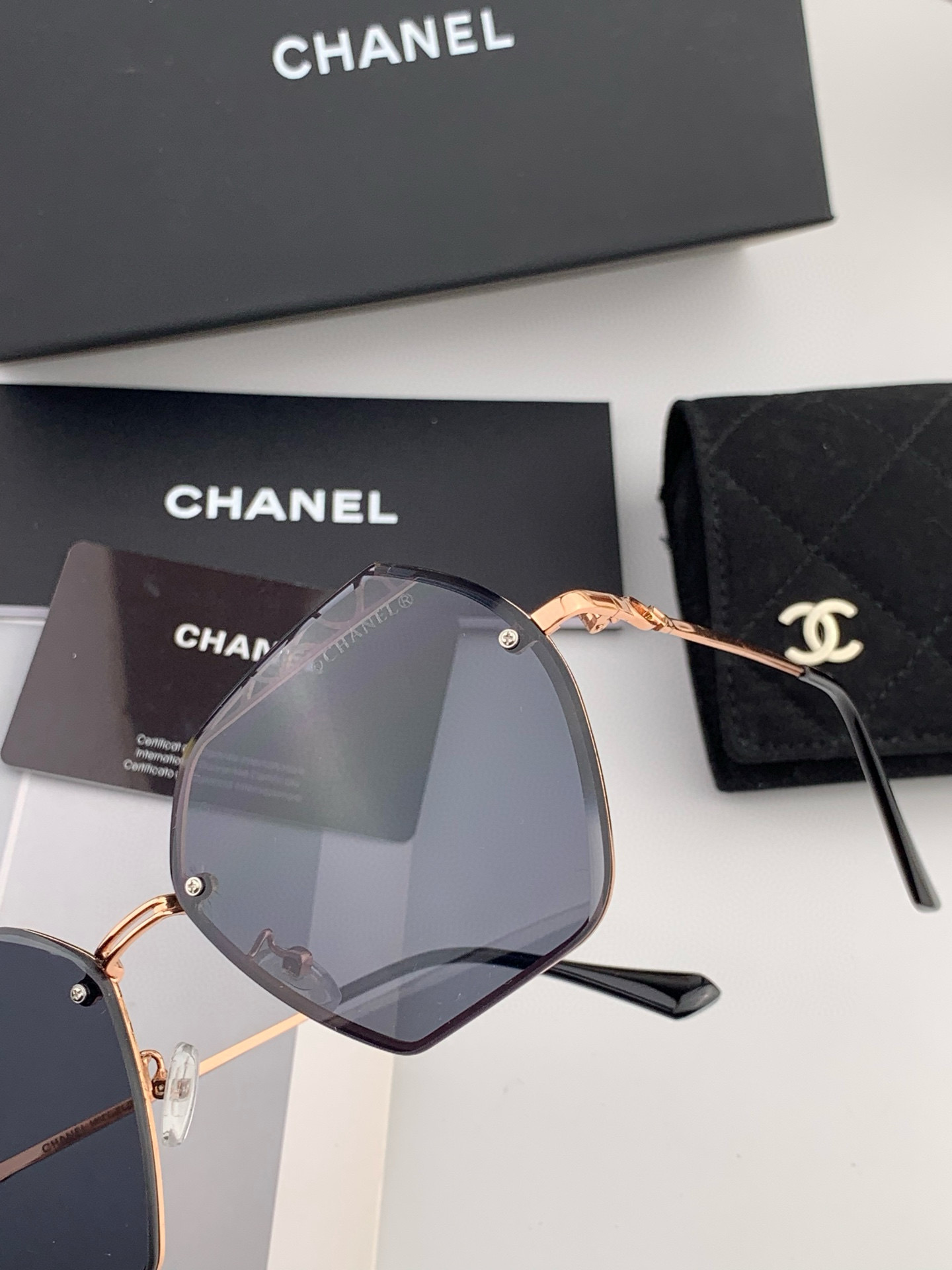 新品CHANEL 香奈儿太阳镜以独特魅力和前卫风格诠释春夏最新眼镜，质感超好佩带舒适 型号：CH7067