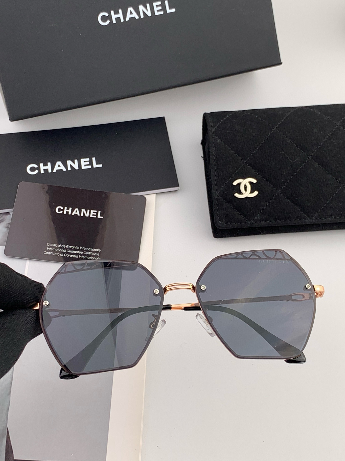 新品CHANEL 香奈儿太阳镜以独特魅力和前卫风格诠释春夏最新眼镜，质感超好佩带舒适 型号：CH7067