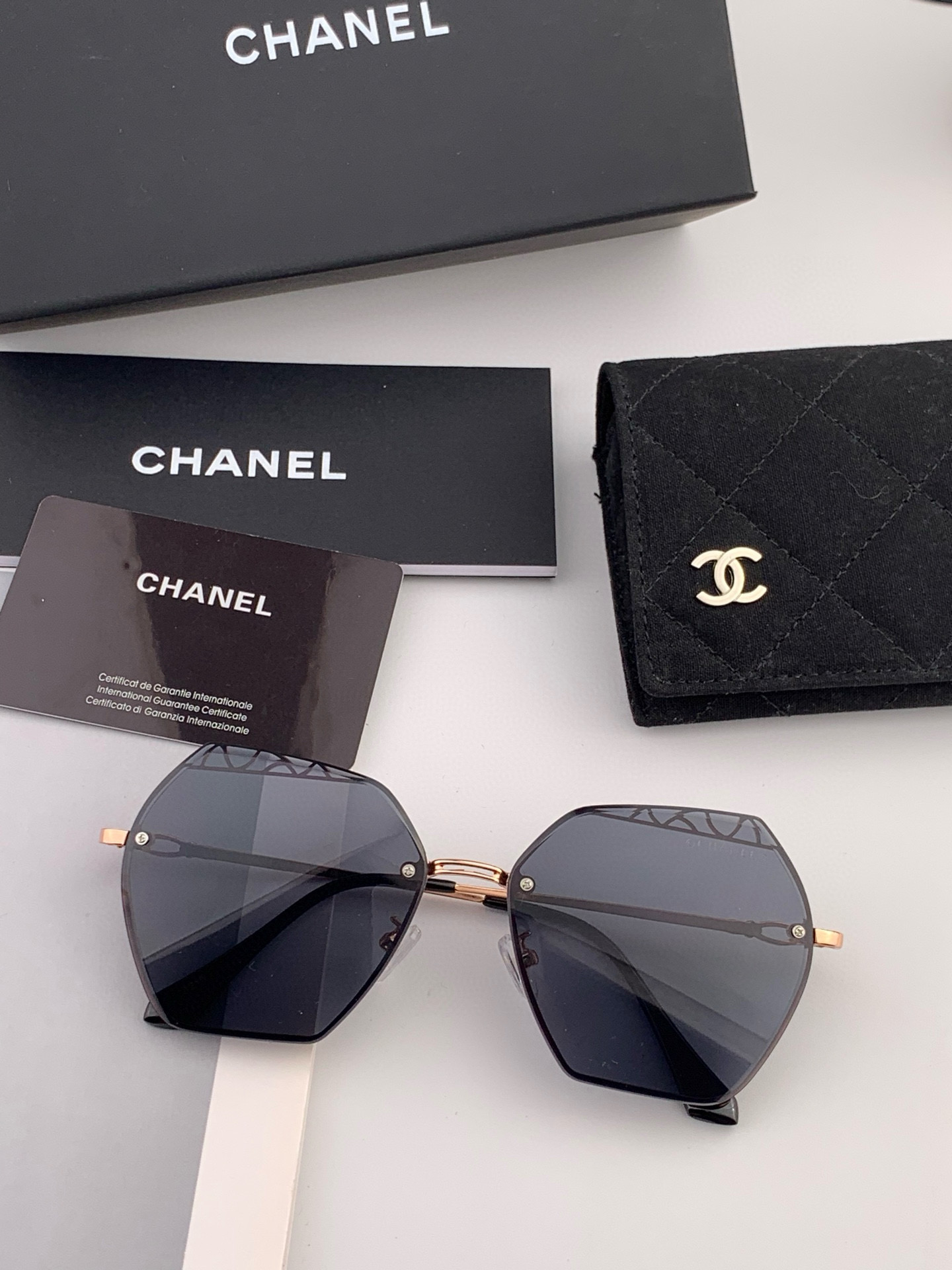 新品CHANEL 香奈儿太阳镜以独特魅力和前卫风格诠释春夏最新眼镜，质感超好佩带舒适 型号：CH7067