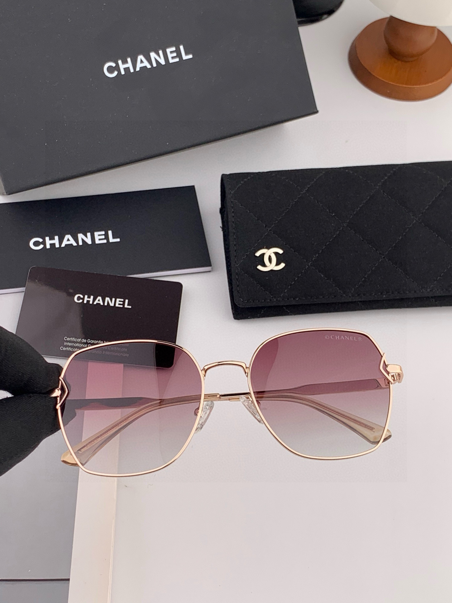 新品CHANEL 香奈儿太阳镜以独特魅力和前卫风格诠释春夏最新眼镜，质感超好佩带舒适 型号：CH9581