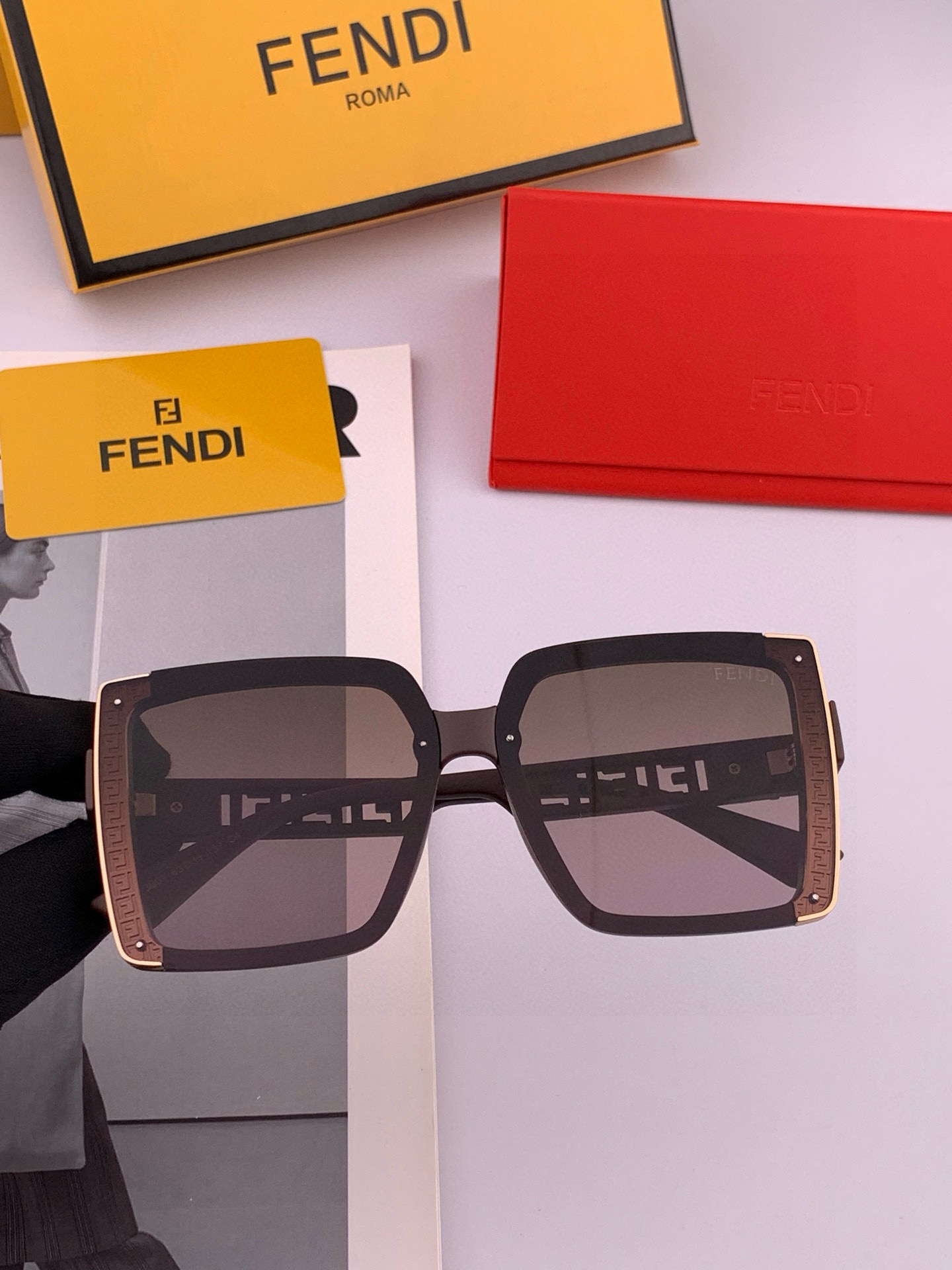 🔺 【芬迪】2025开春新款 潮流爆款 时尚方框偏光太阳镜 高品质 佩戴舒适 网红潮款墨镜 女士高清偏光