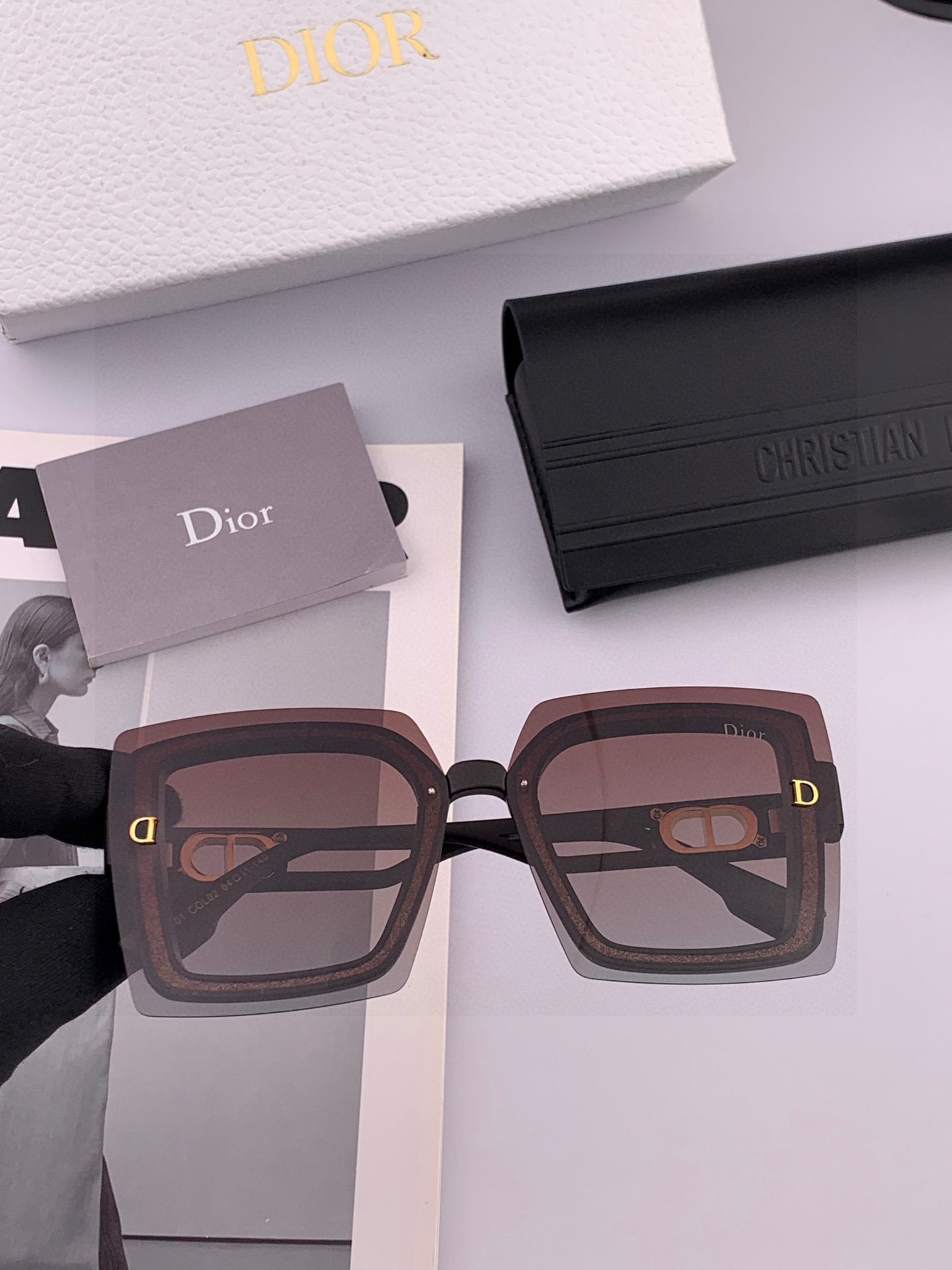 Dior2025新款偏光太阳镜 款式多 。经典的方框设计，不挑脸型，无论搭配大衣还是连衣裙都非常显气质 