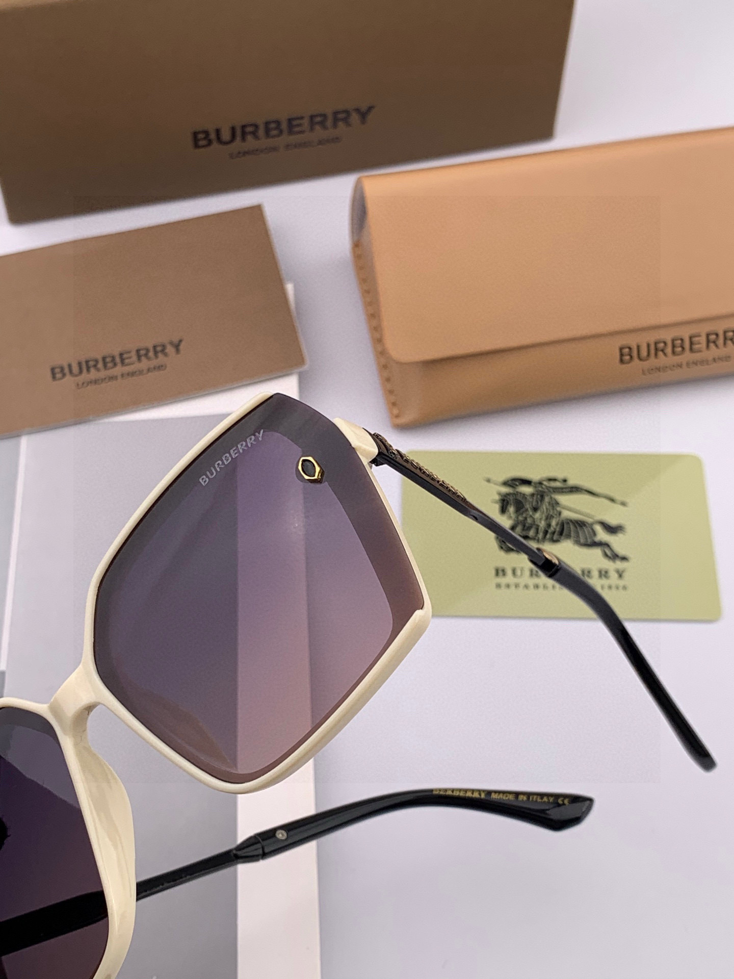 【偏光系列太阳镜】🎈原版出货 巴宝莉网红超爆款💙经典奢华全球风[强][酷][亲亲] 时尚方框太阳镜[得意