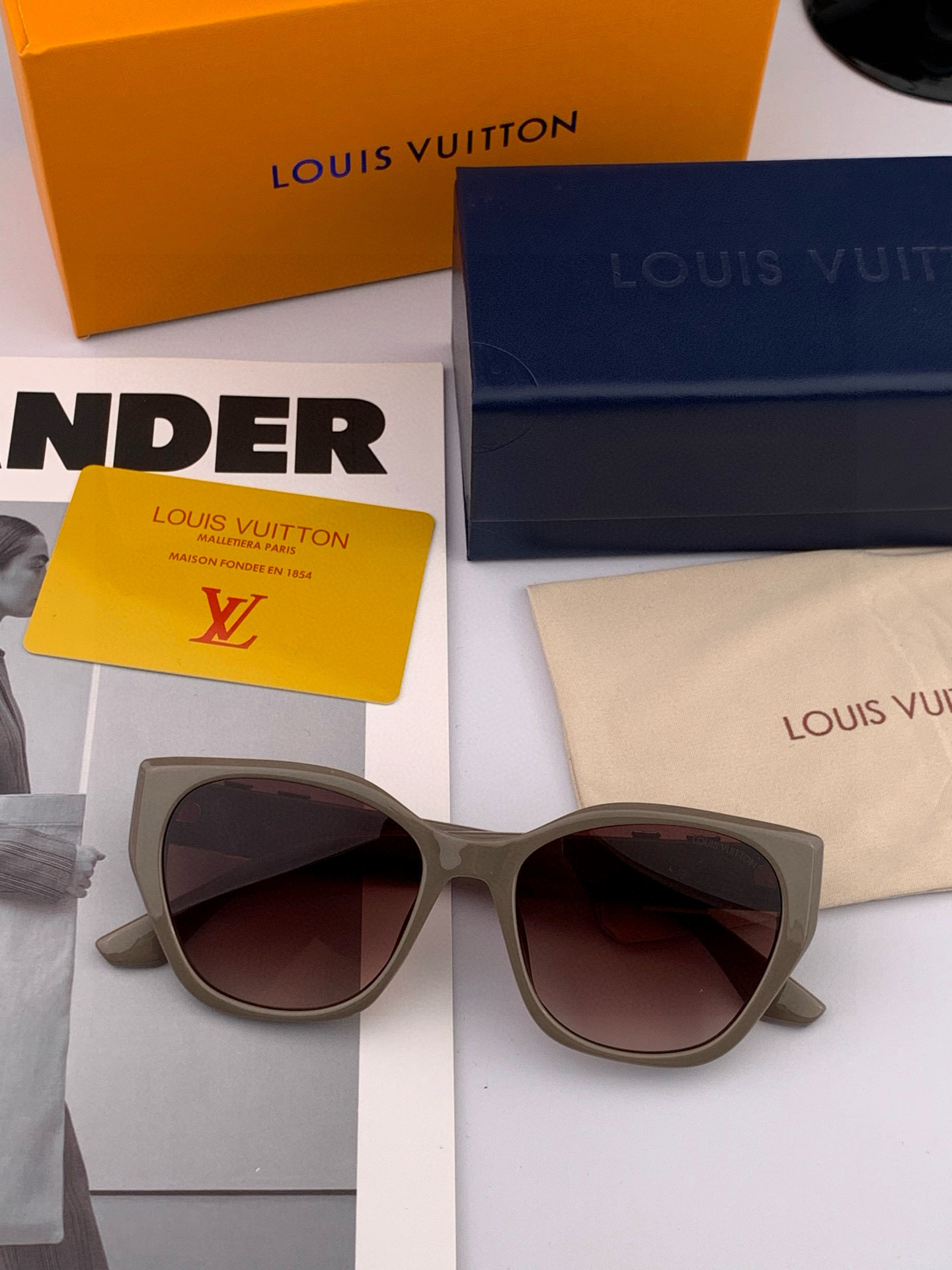 LV 2025年开春新款 潮流爆款 时尚方框太阳镜 高品质 佩戴舒适 网红潮款墨镜 型号L4550