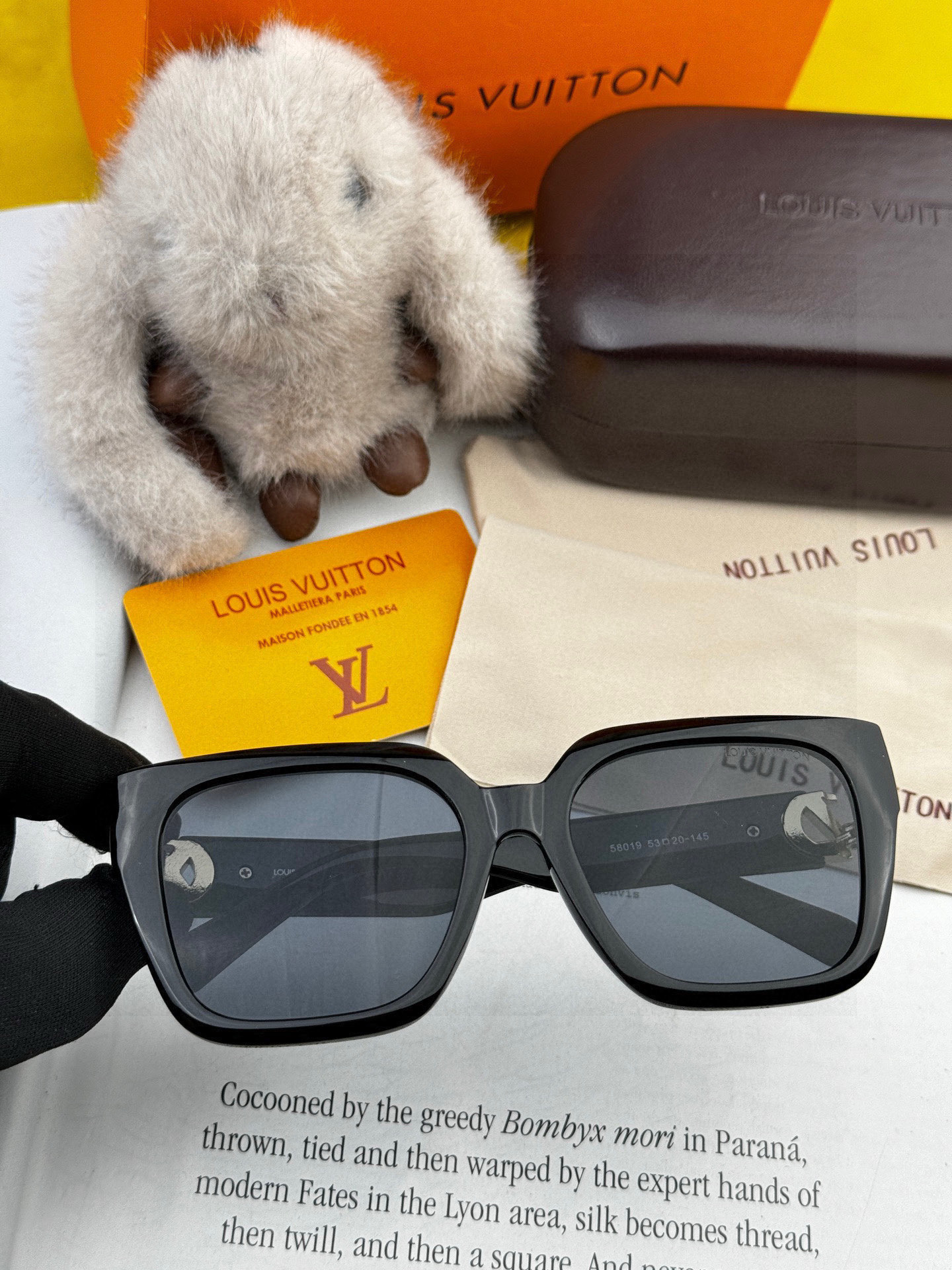 LV 2025新款女士方框太阳眼镜 开车墨镜 新款太阳镜 时尚大方 舒适轻盈 精致奢华 超轻 型号：L9