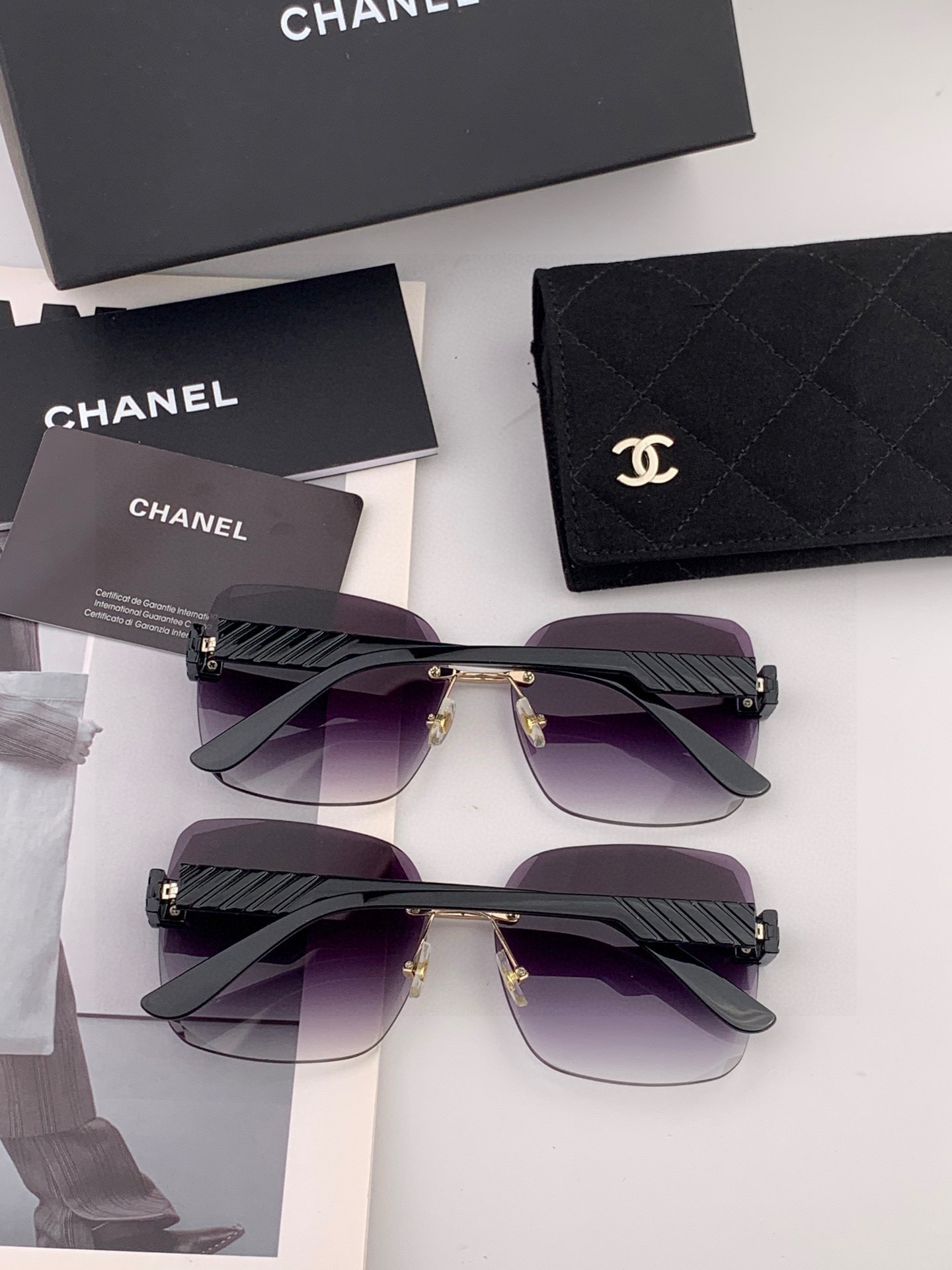 香奈儿 新款太阳镜太漂亮的款,爆到断货。镜片采用尼龙材质,透光度清晰的同时又保护眼睛,镜框采用环保无磁不