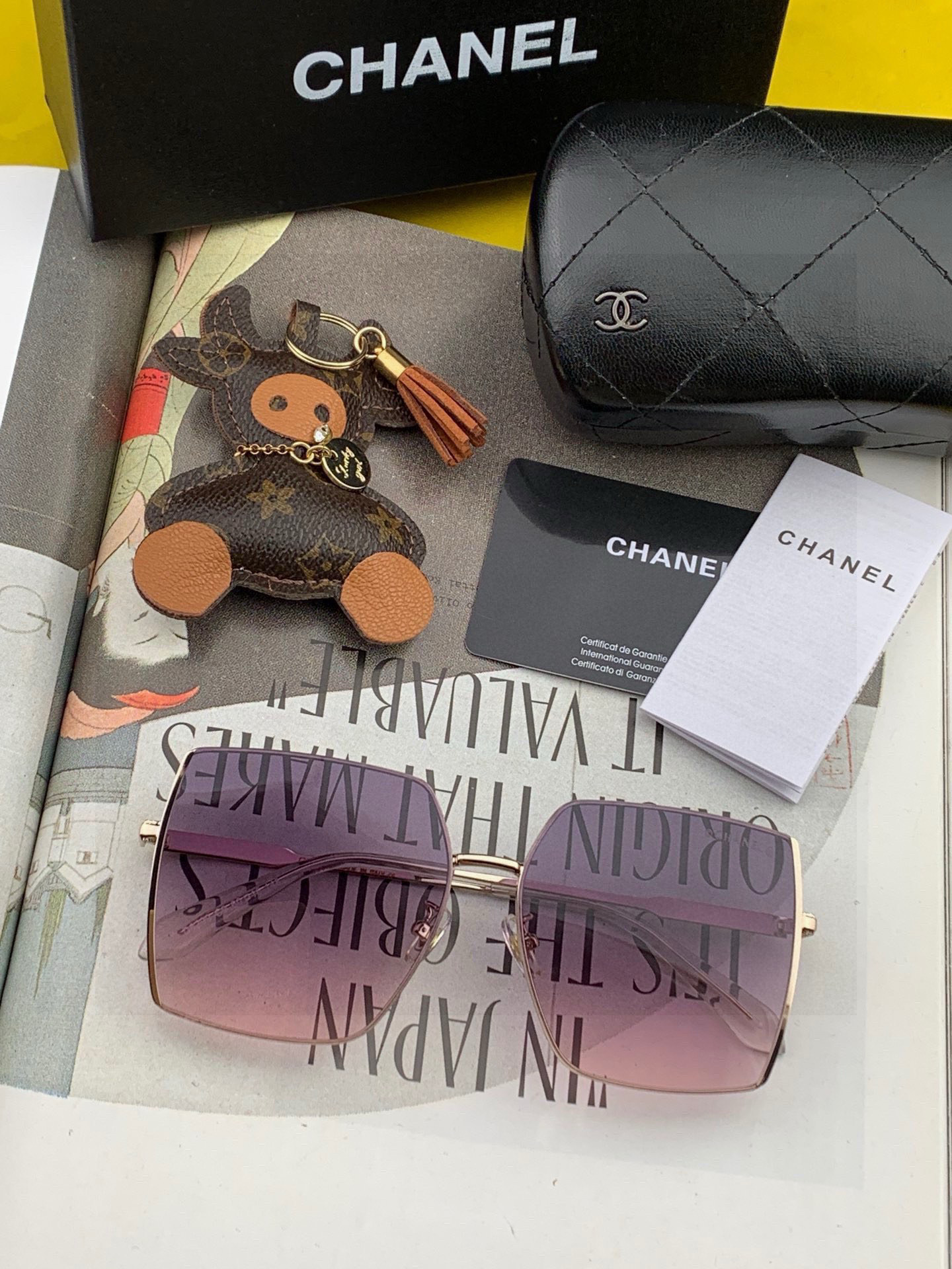 香奈儿 新款太阳镜太漂亮的款,爆到断货。镜片采用尼龙材质,透光度清晰的同时又保护眼睛,镜框采用环保无磁不